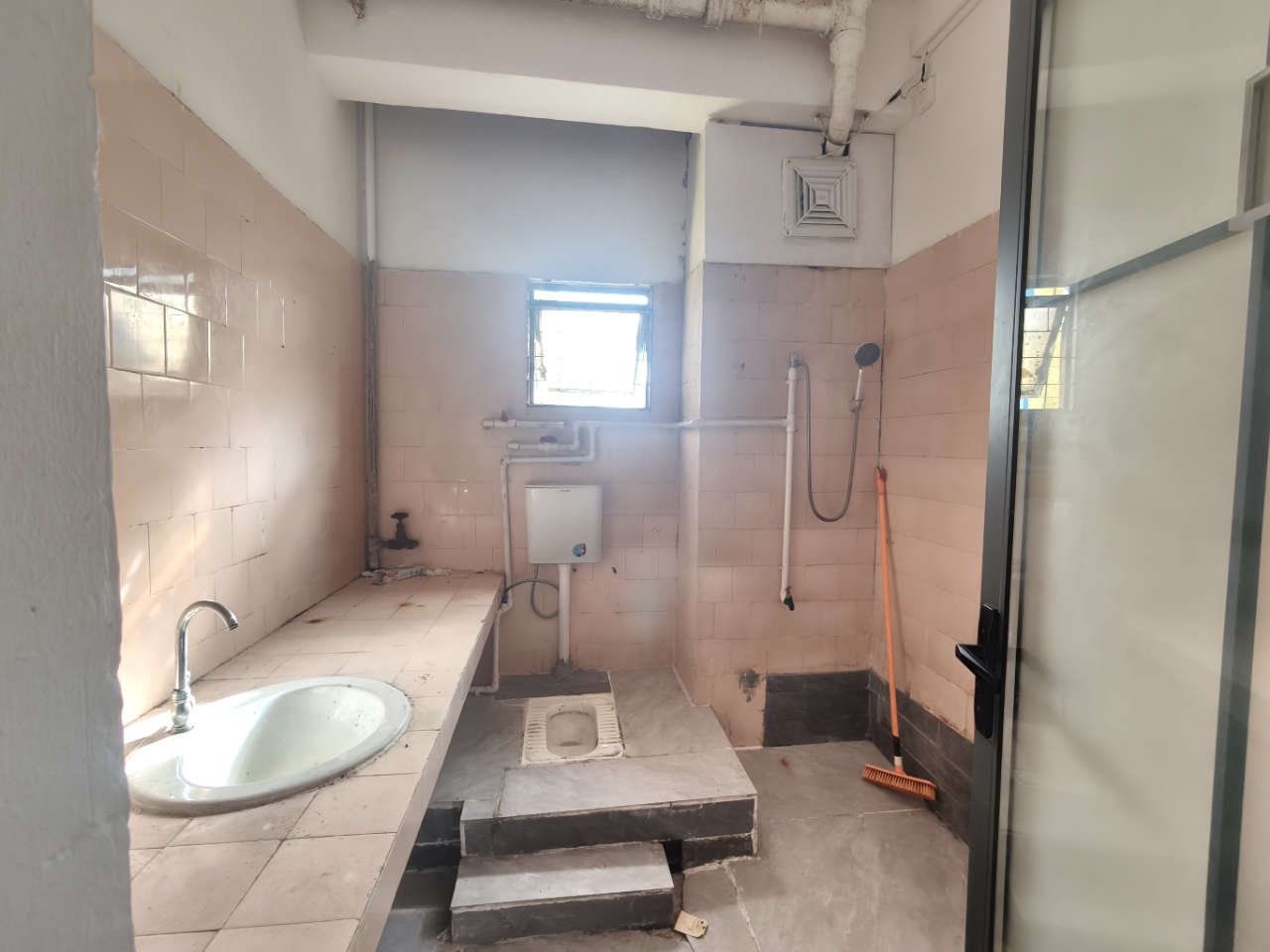 华达大厦  5室2厅2卫    3000.0元/月 华达大厦  5室2厅2卫    3000.0元/月室内图