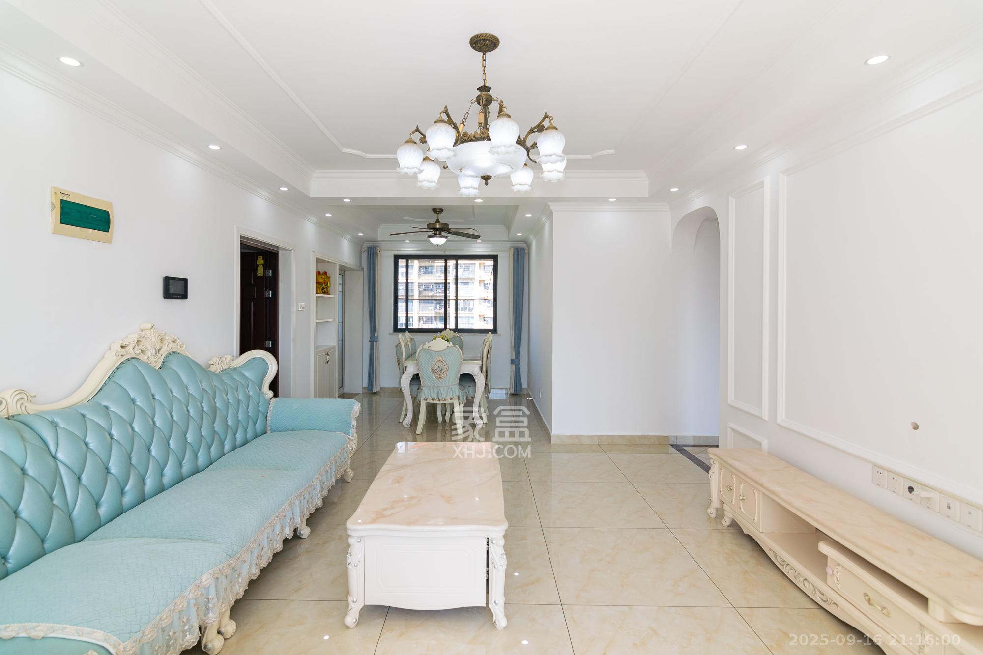 荣盛岳麓峰景 4室2厅2卫 82.0万 荣盛岳麓峰景 4室2厅2卫 82.0万客厅