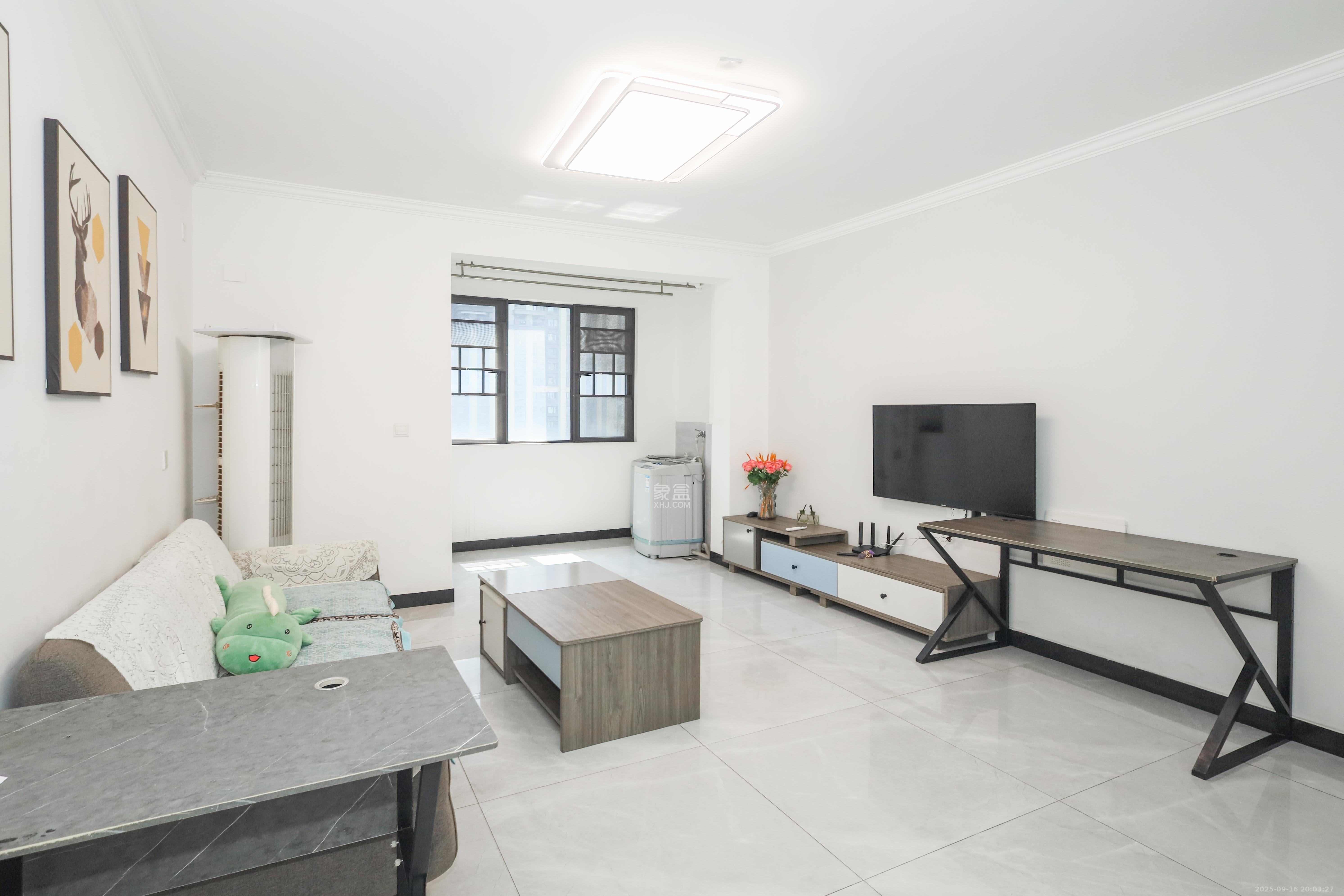 中国铁建梅溪青秀二期  4室2厅2卫    142.0万客厅