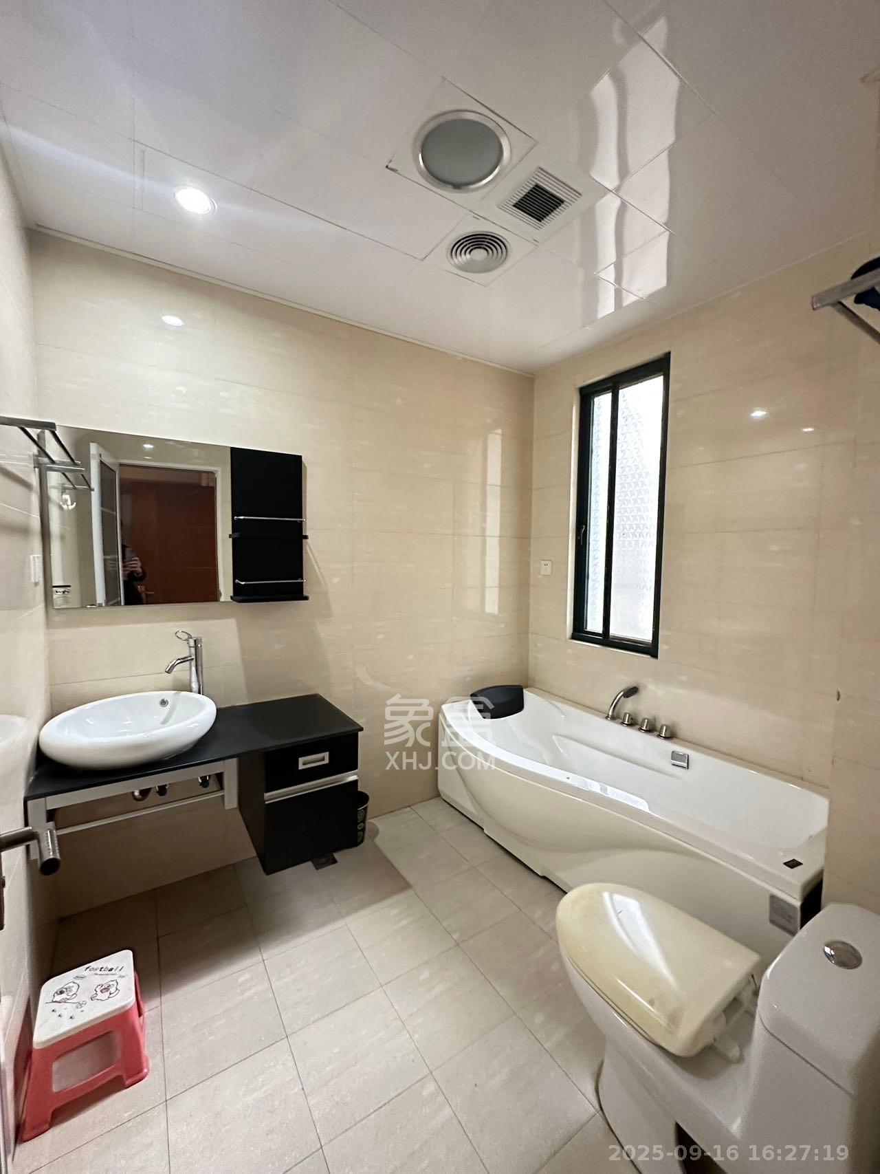 星城世家  3室2厅2卫    3200.0元/月室内图