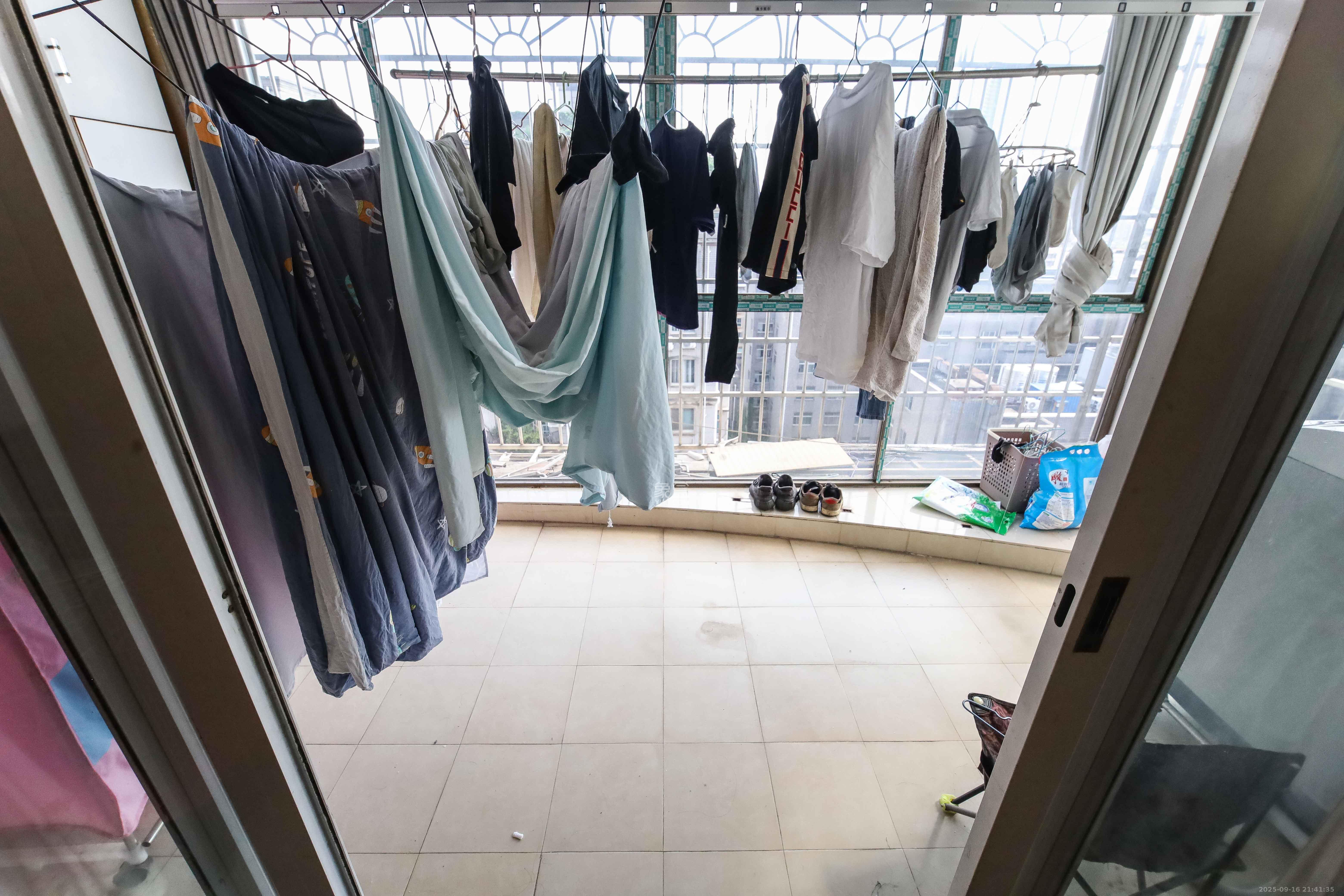 康欣园 3室2厅2卫 88.0万 康欣园 3室2厅2卫 88.0万阳台