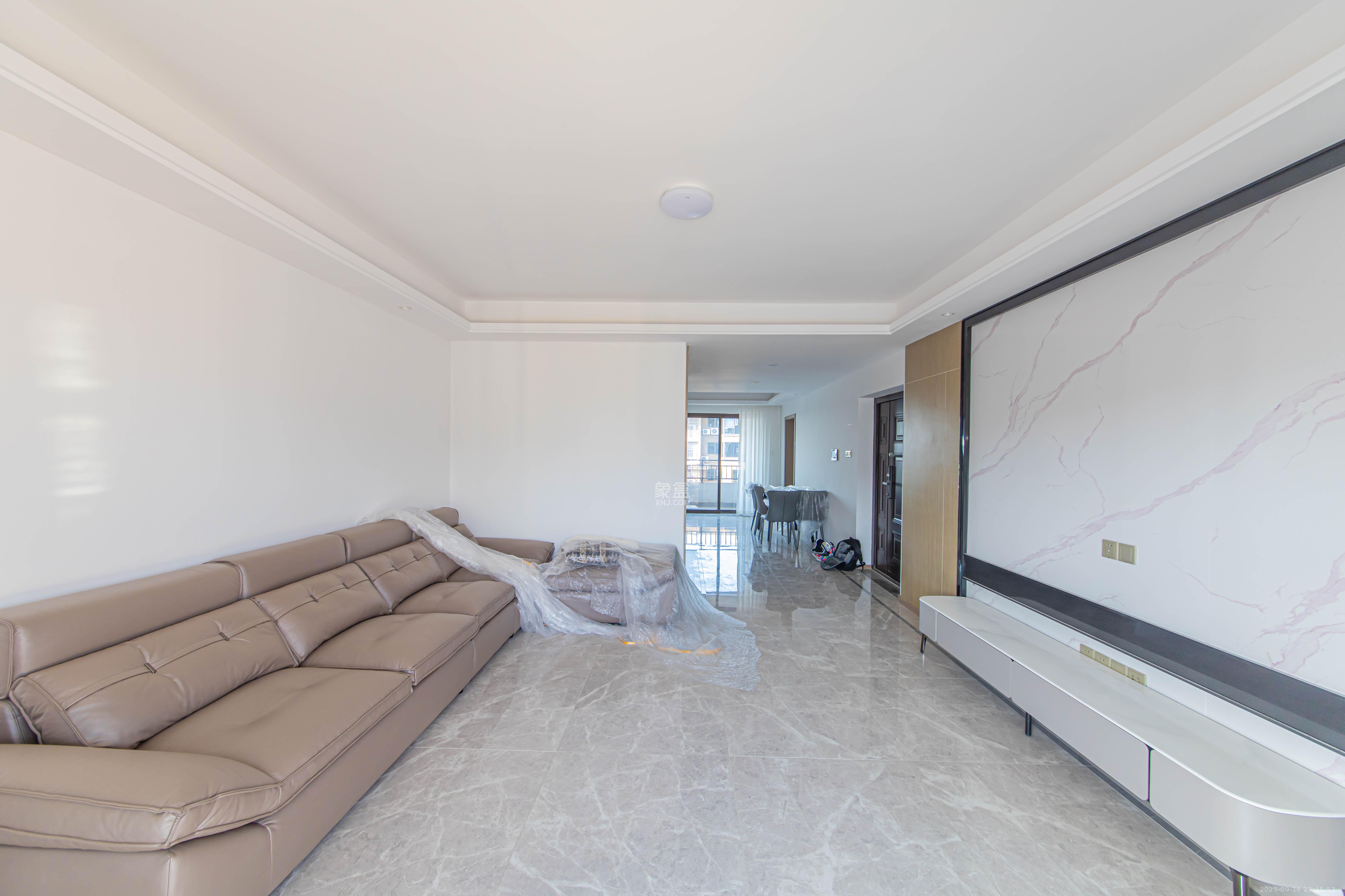 大唐印象三期御玺  4室2厅2卫    130.0万客厅