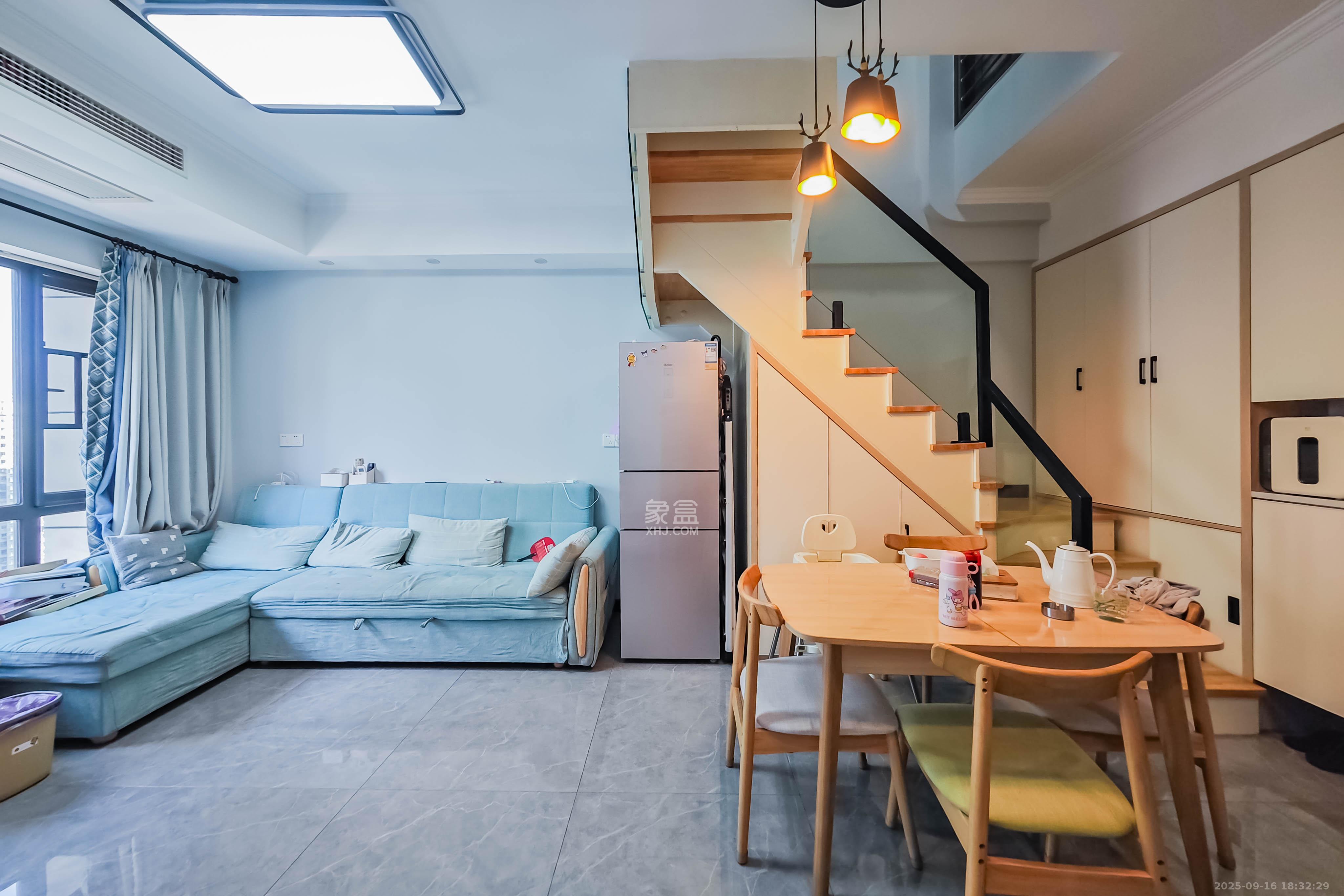 V领寓(岭南家园)  2室2厅1卫    68.0万 V领寓(岭南家园)  2室2厅1卫    68.0万客厅