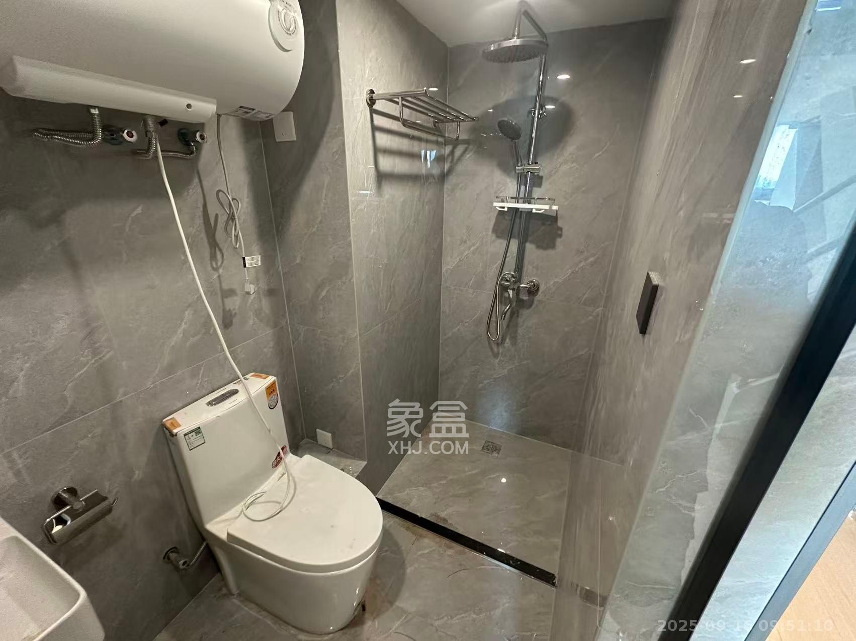 绿地商务广场  1室1厅1卫    2000.0元/月室内图