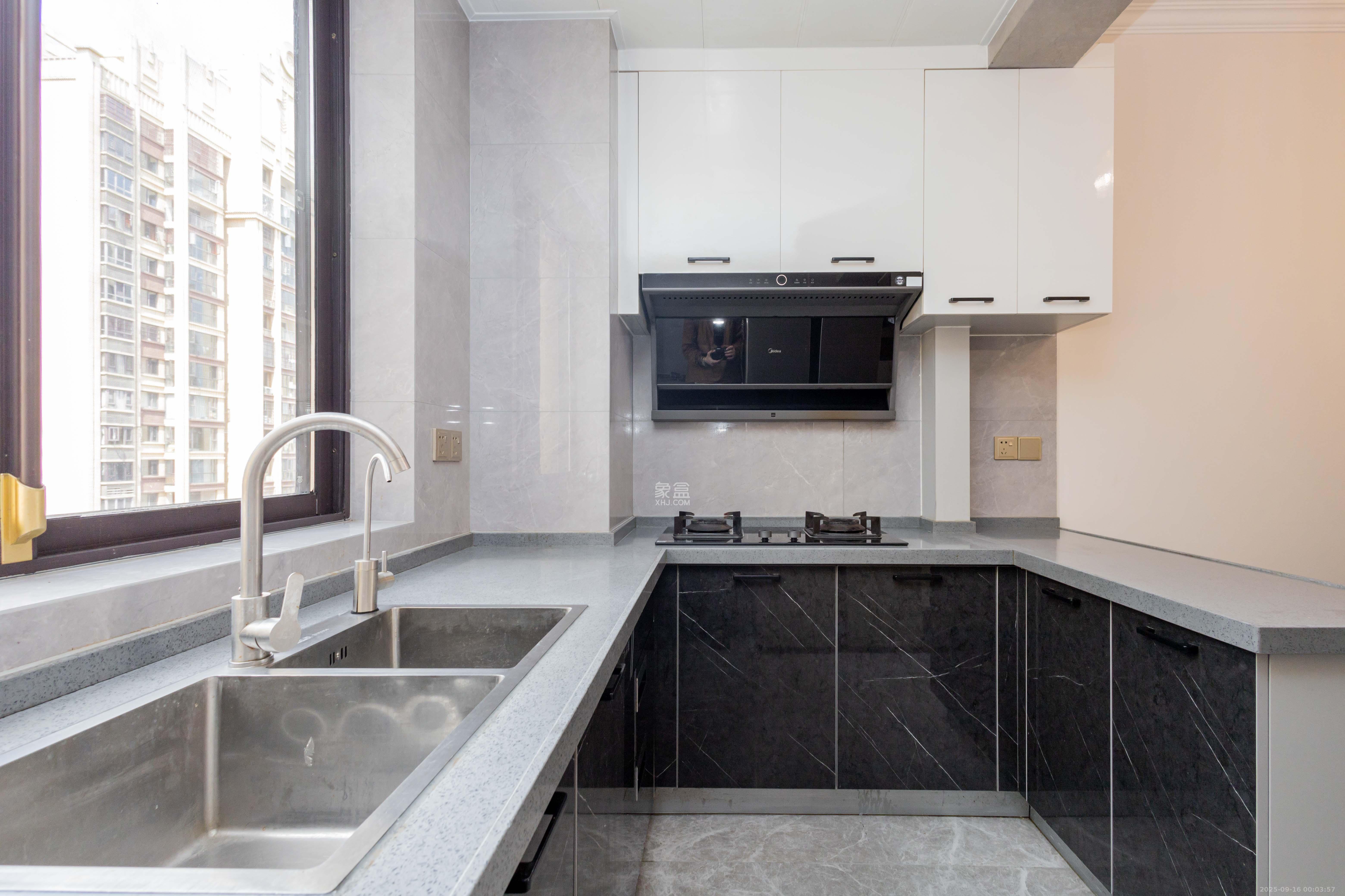 东方美地  4室2厅2卫    109.5万厨房