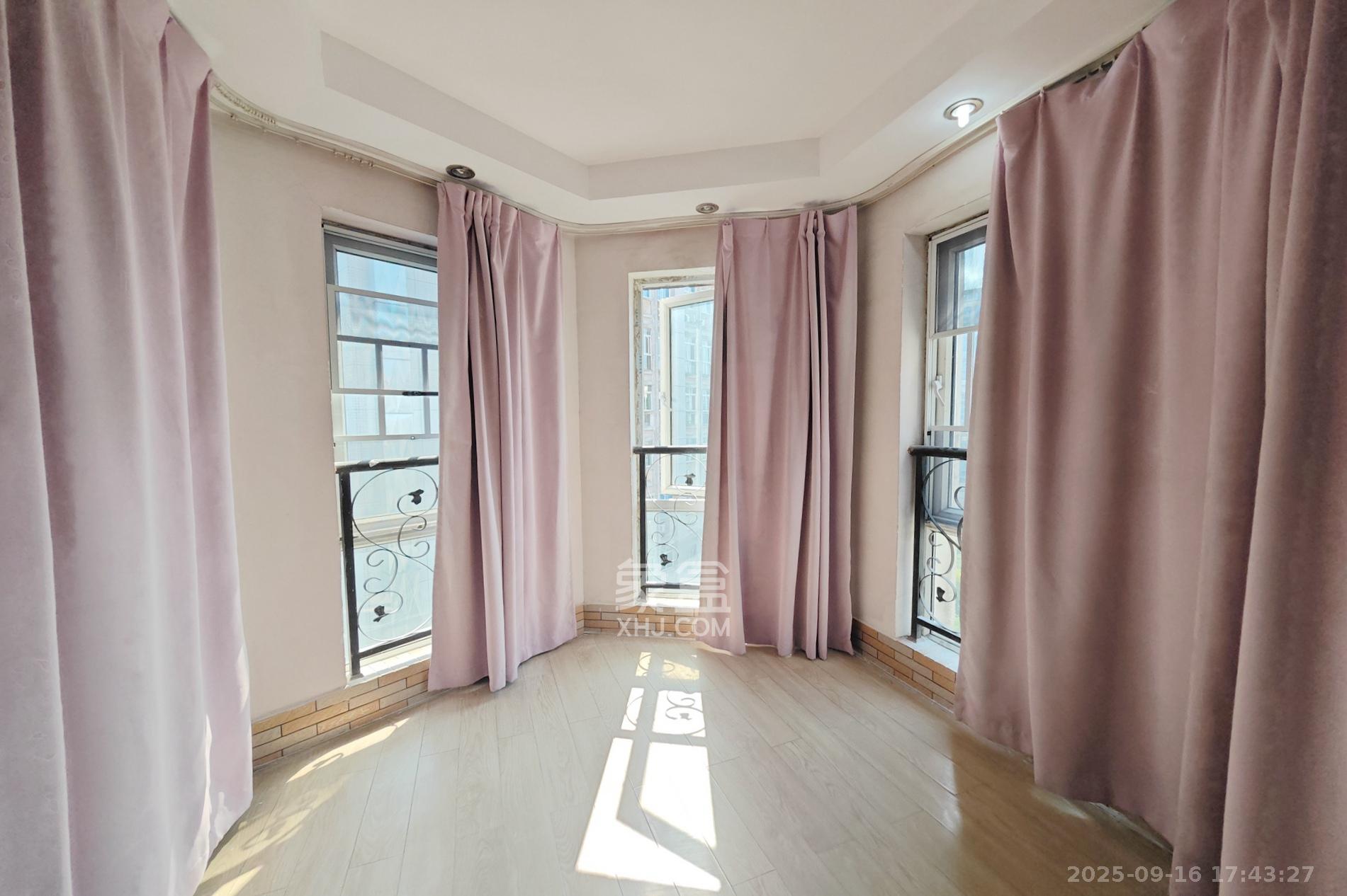 嘉盛华庭（一期、二期、三期）  3室2厅1卫    80.0万阳台