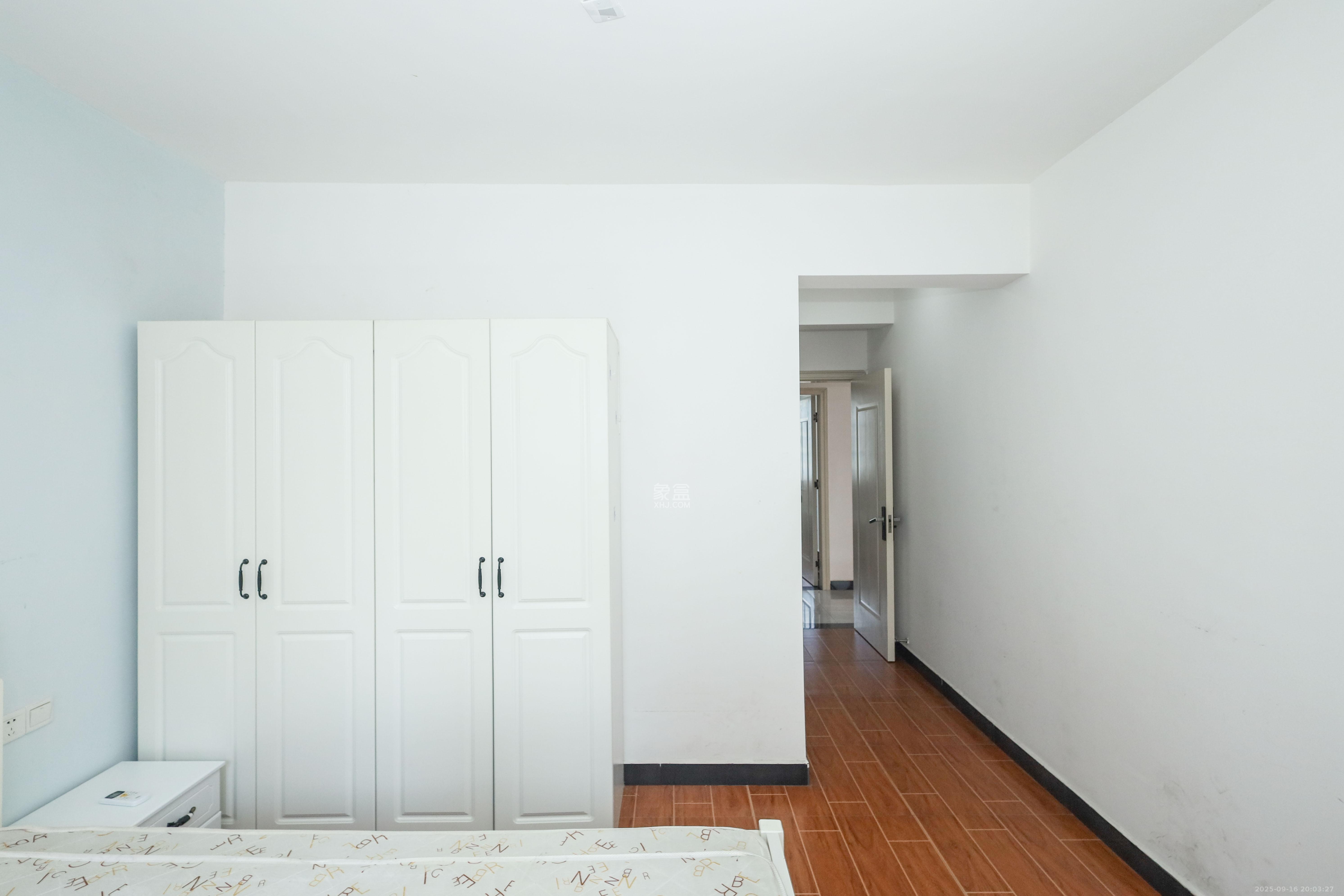 中国铁建梅溪青秀二期  4室2厅2卫    142.0万卧室