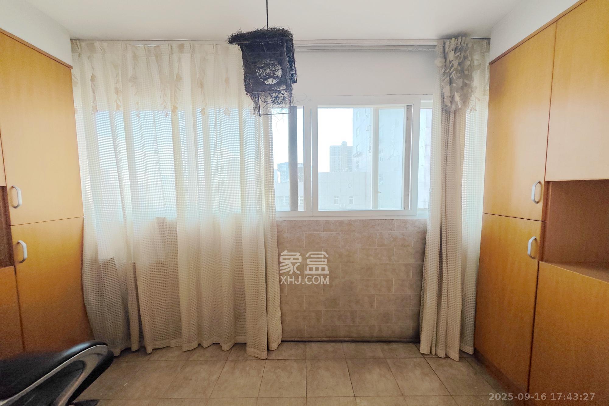 嘉盛华庭(一期、二期、三期) 3室2厅1卫 80.0万 嘉盛华庭(一期、二期、三期) 3室2厅1卫 80.0万阳台