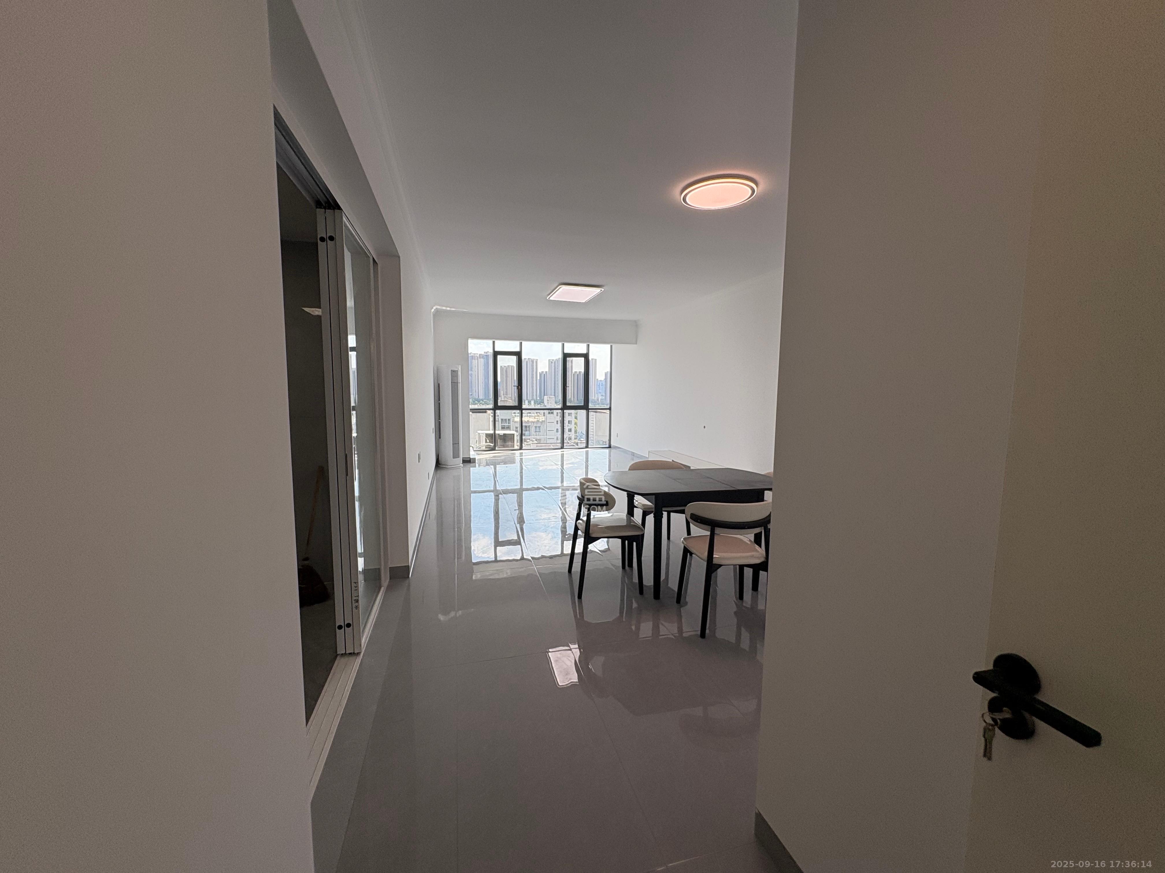 阳光100二期 3室2厅1卫 3000.0元/月 阳光100二期 3室2厅1卫 3000.0元/月室内图