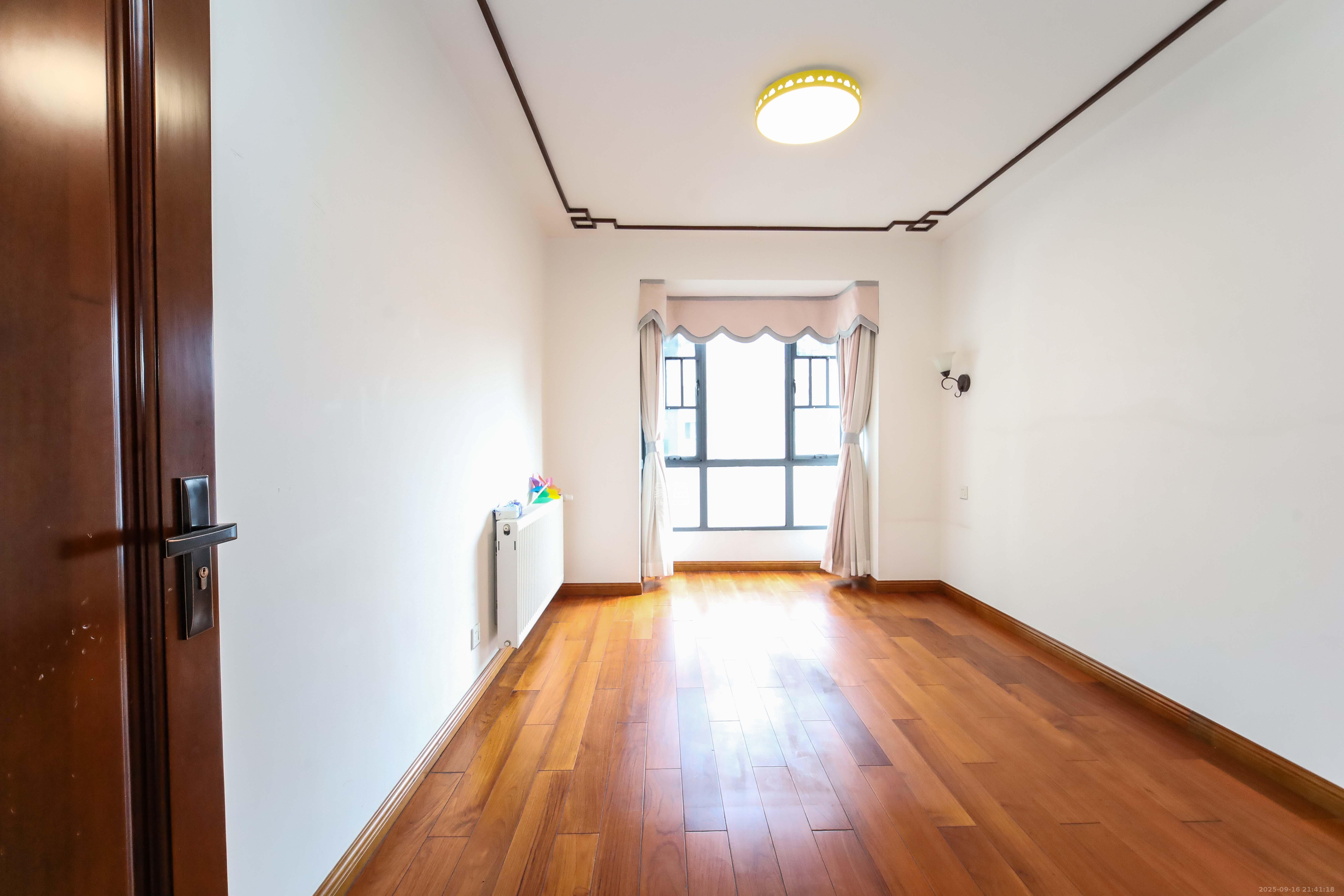 西子花苑 4室2厅2卫 180.0万 西子花苑 4室2厅2卫 180.0万卧室