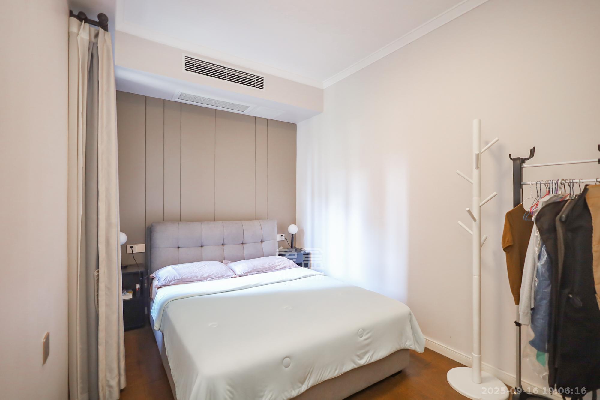 万科里金域国际  3室2厅2卫    228.0万卧室