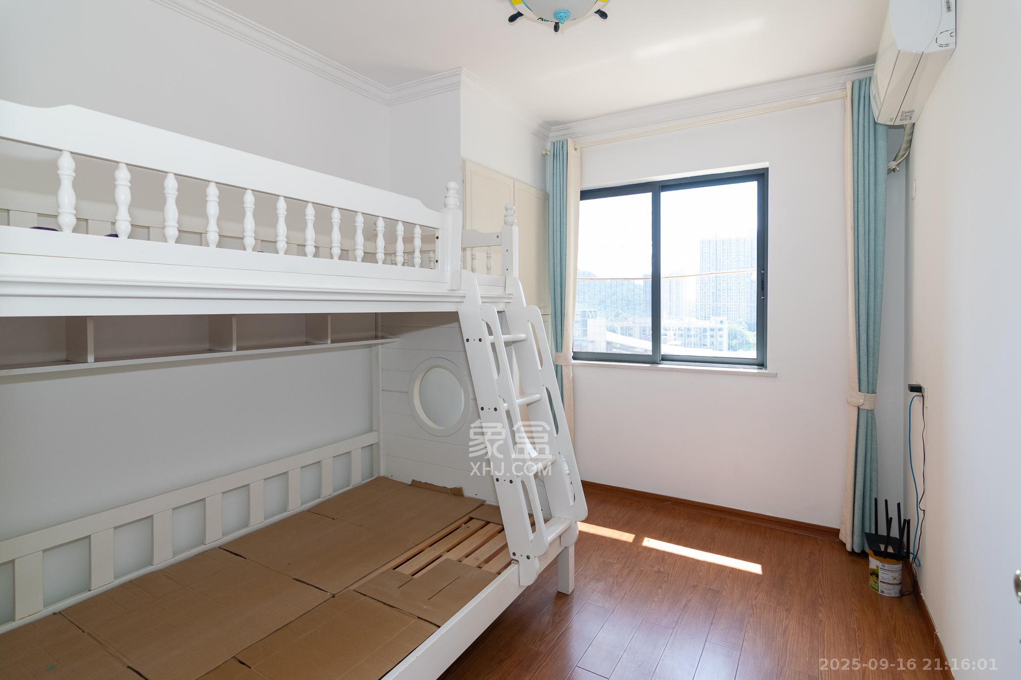 荣盛岳麓峰景 4室2厅2卫 82.0万 荣盛岳麓峰景 4室2厅2卫 82.0万卧室