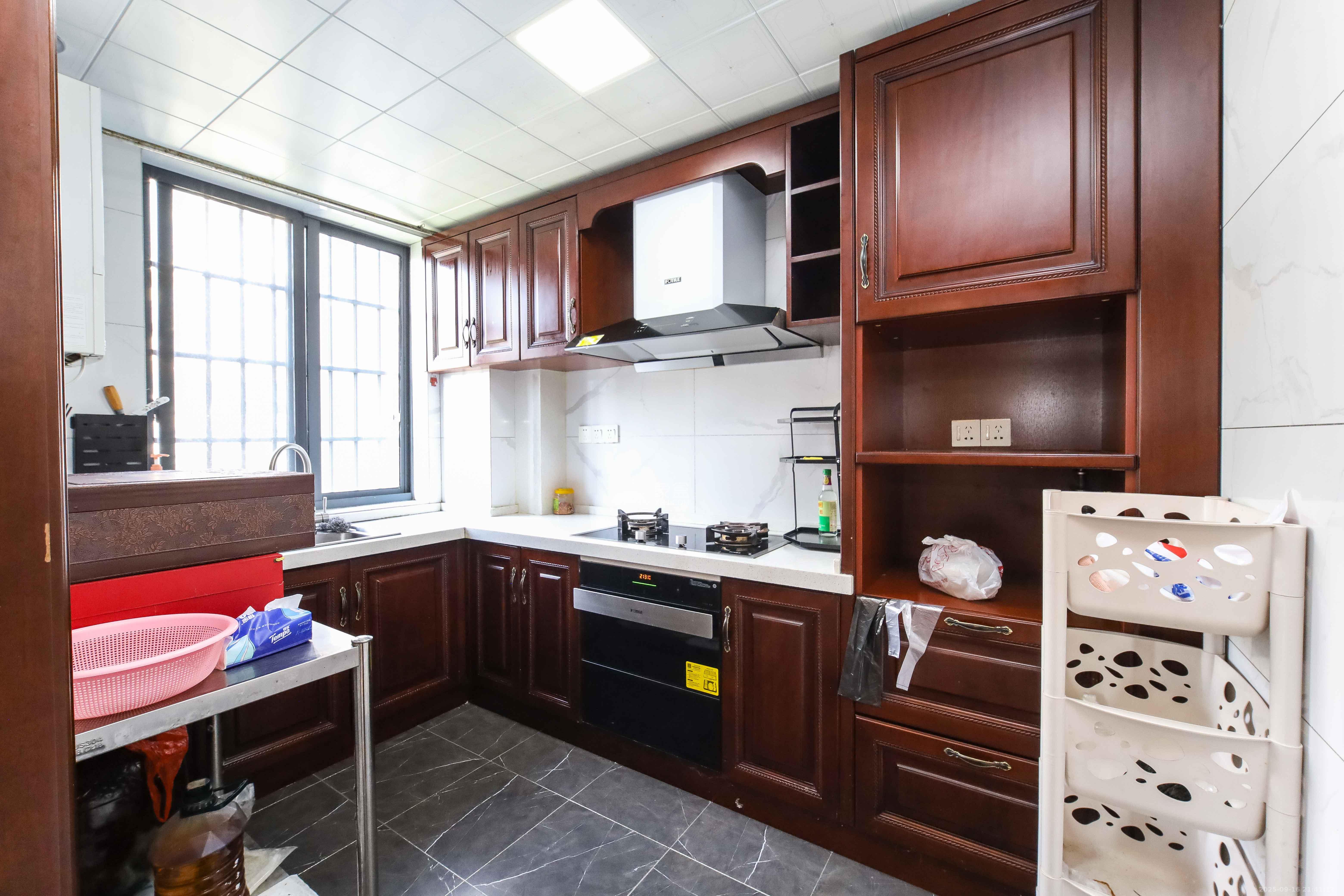 西子花苑 4室2厅2卫 180.0万 西子花苑 4室2厅2卫 180.0万厨房