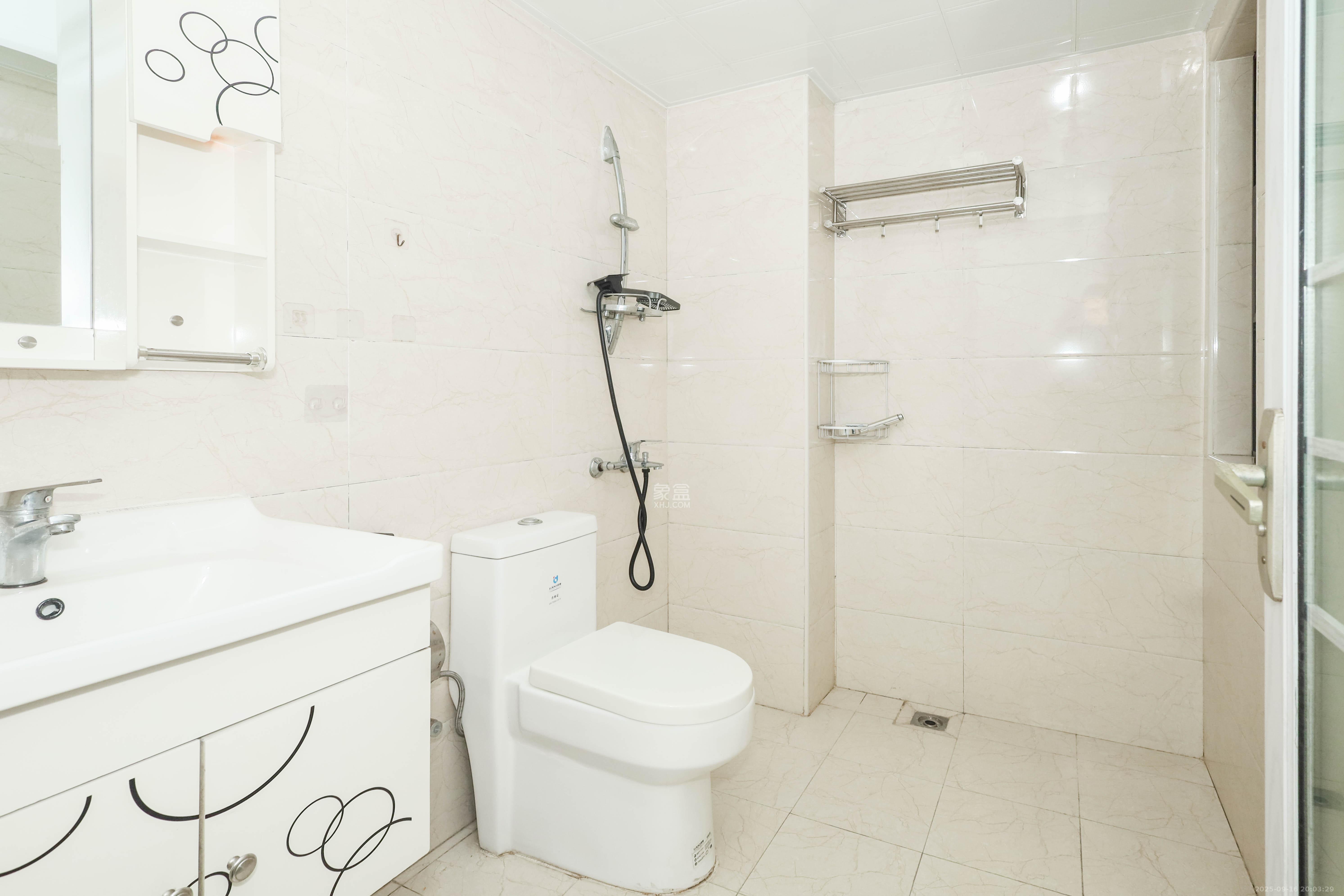 中国铁建梅溪青秀二期  4室2厅2卫    142.0万卫生间