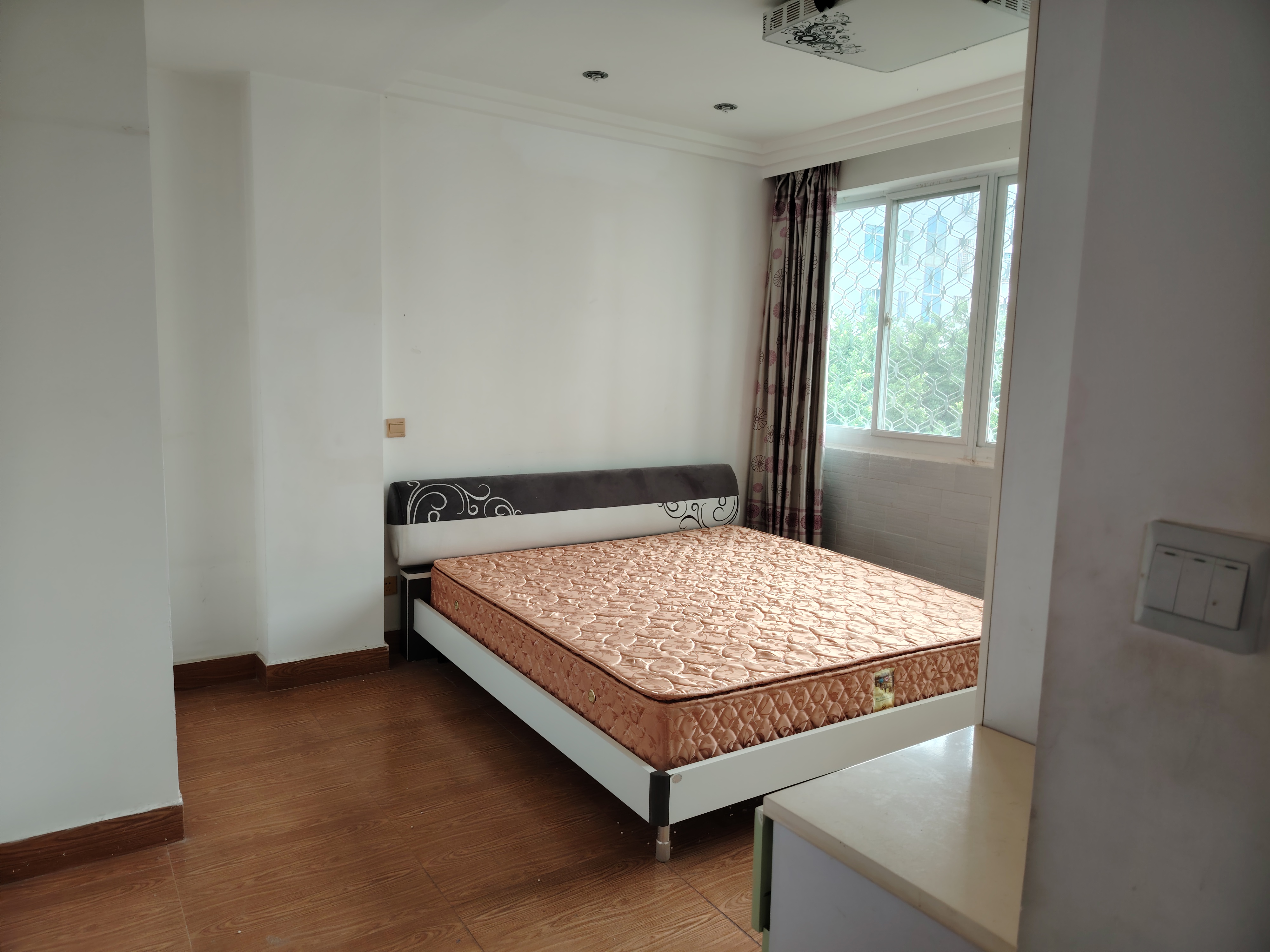 顺发新村 4室2厅2卫 2600.0元/月 顺发新村 4室2厅2卫 2600.0元/月室内图