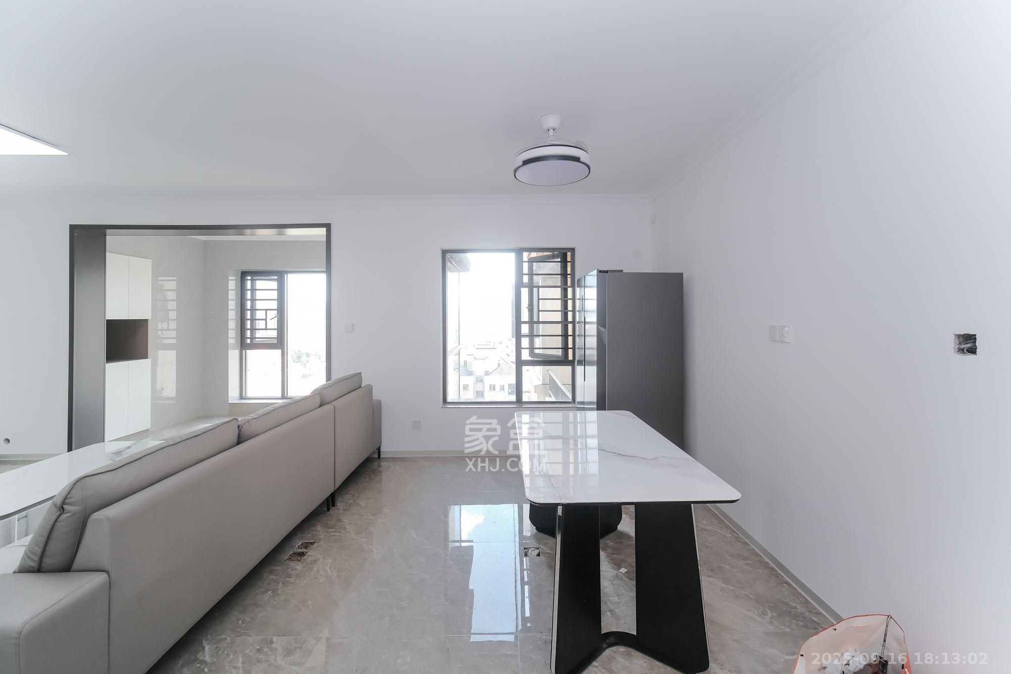 荣盛城  3室2厅2卫    89.0万客厅