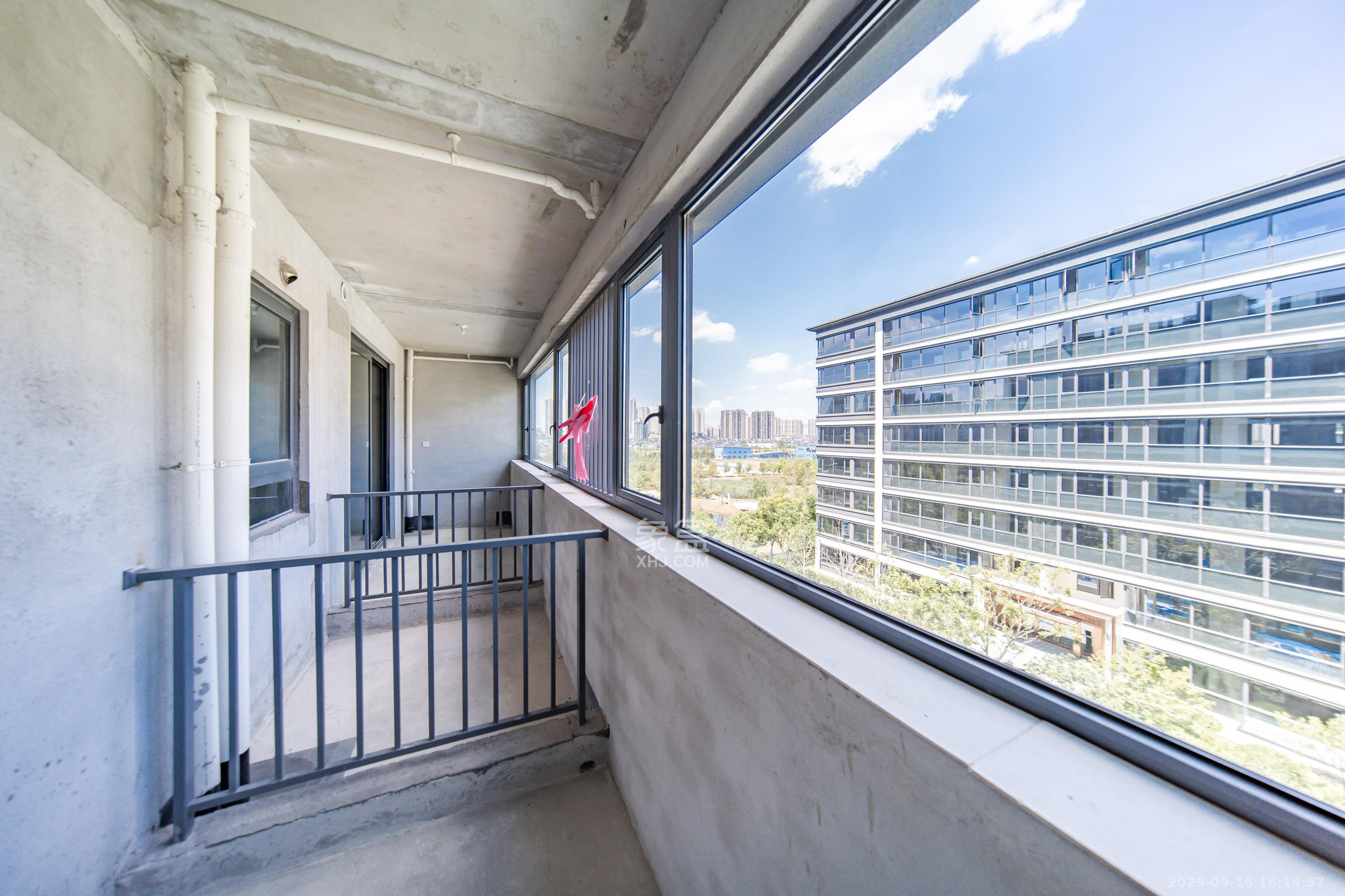 中建钰山湖  4室2厅3卫    365.0万阳台
