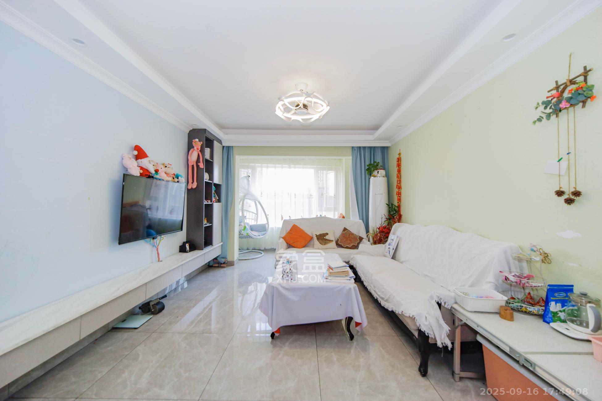 五江天街南区  3室2厅1卫    90.0万客厅