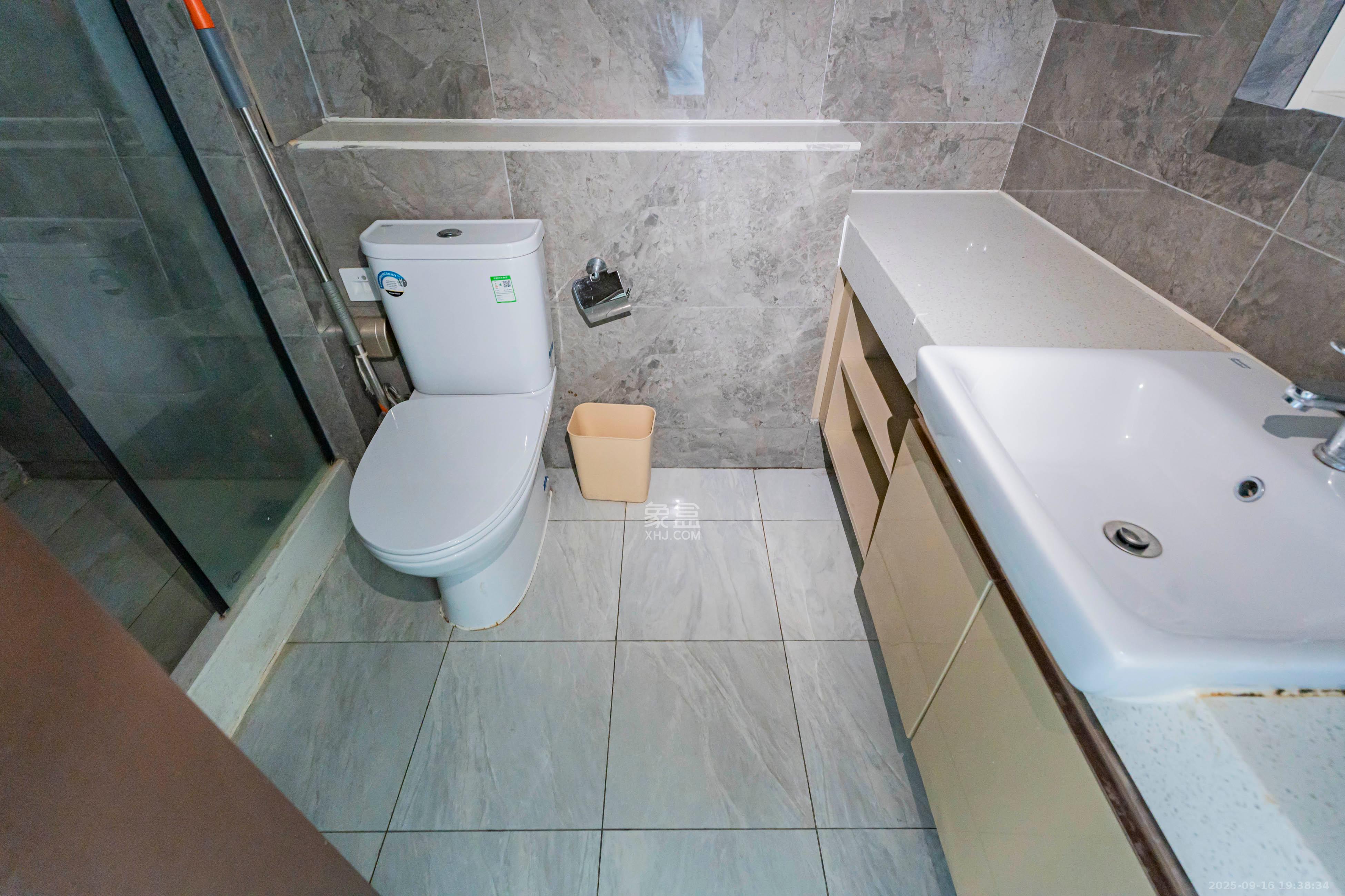 华远华时代  2室2厅1卫    52.0万卫生间