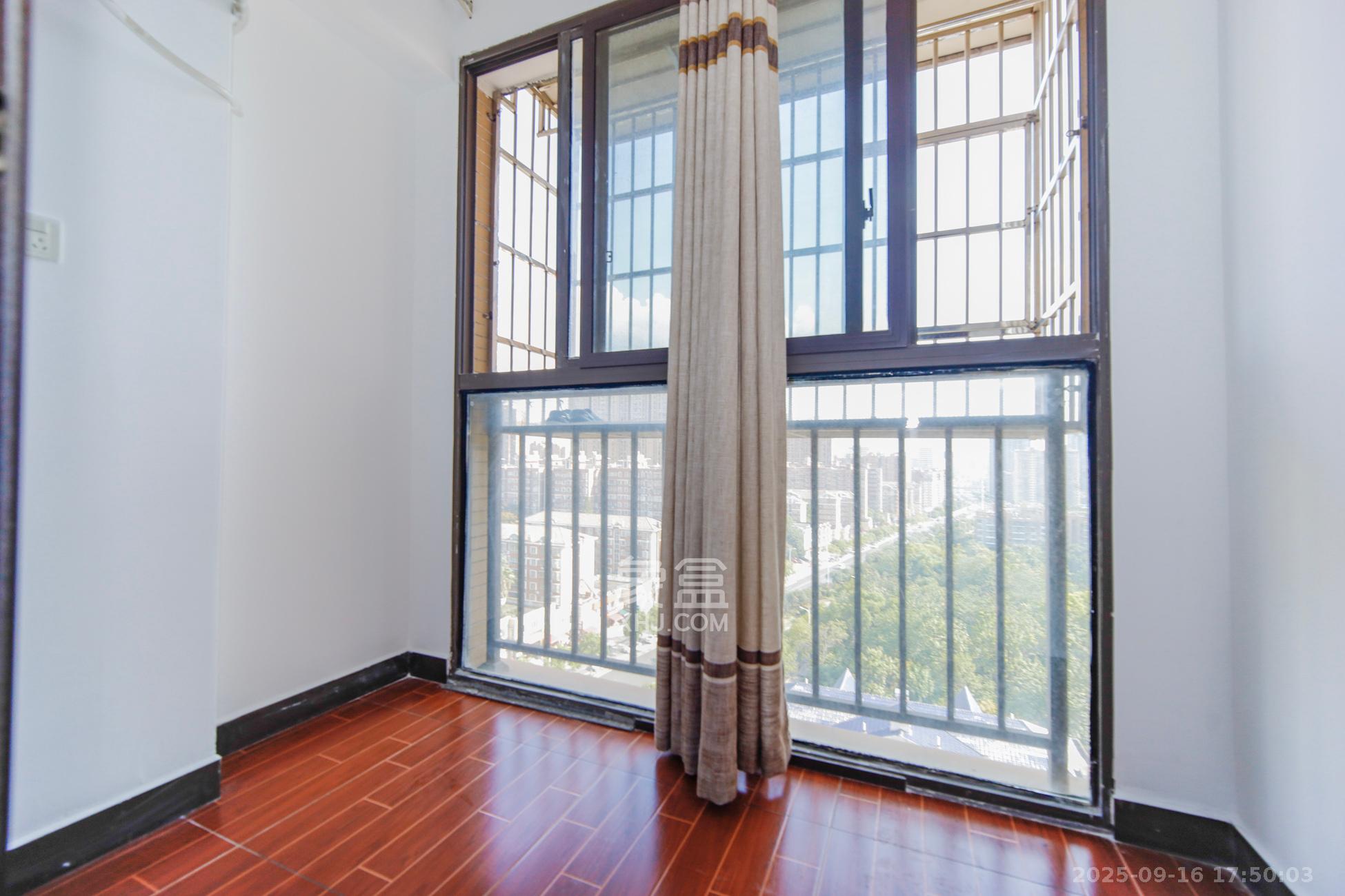 万象美域  4室2厅2卫    92.0万阳台