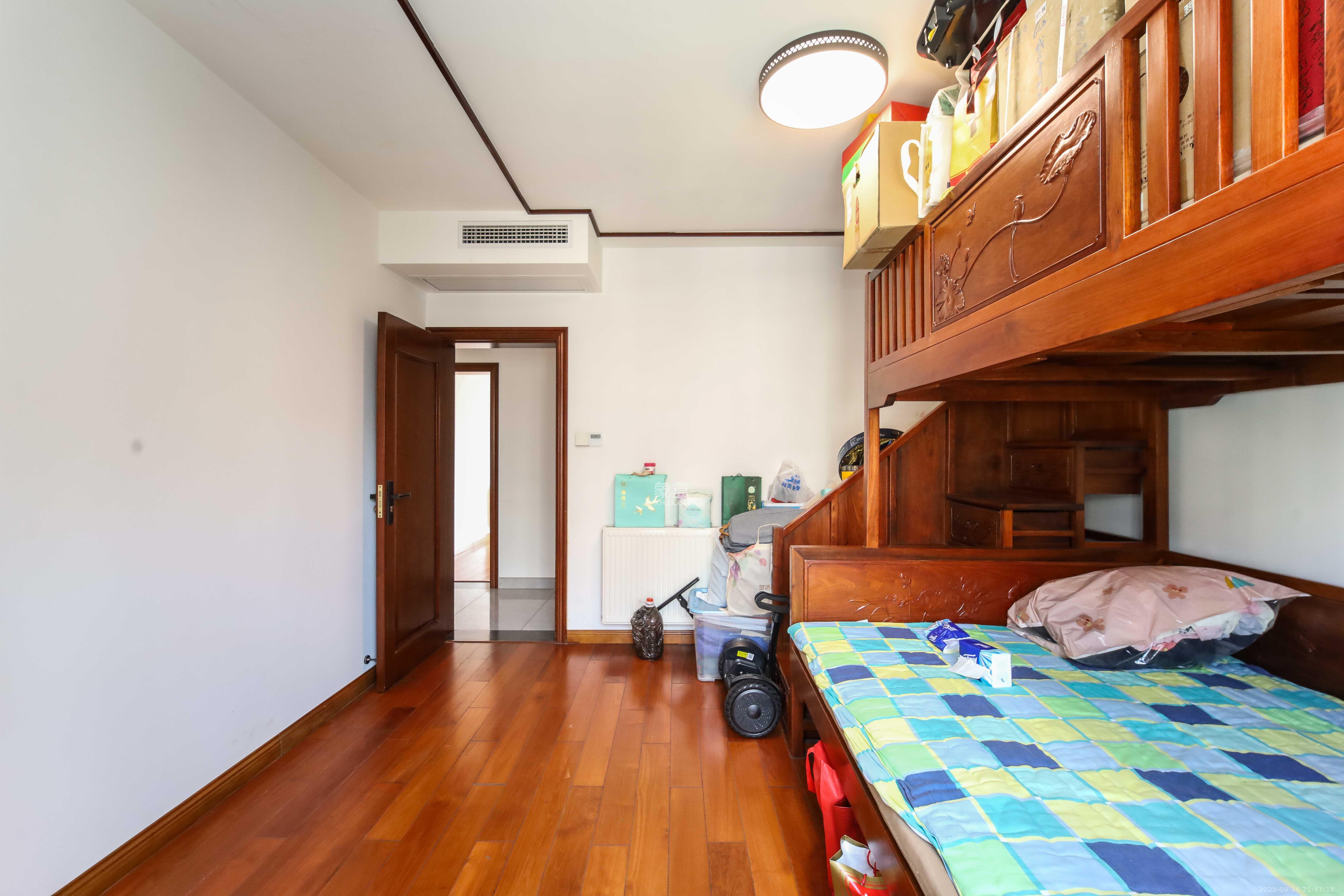 西子花苑 4室2厅2卫 180.0万 西子花苑 4室2厅2卫 180.0万卧室