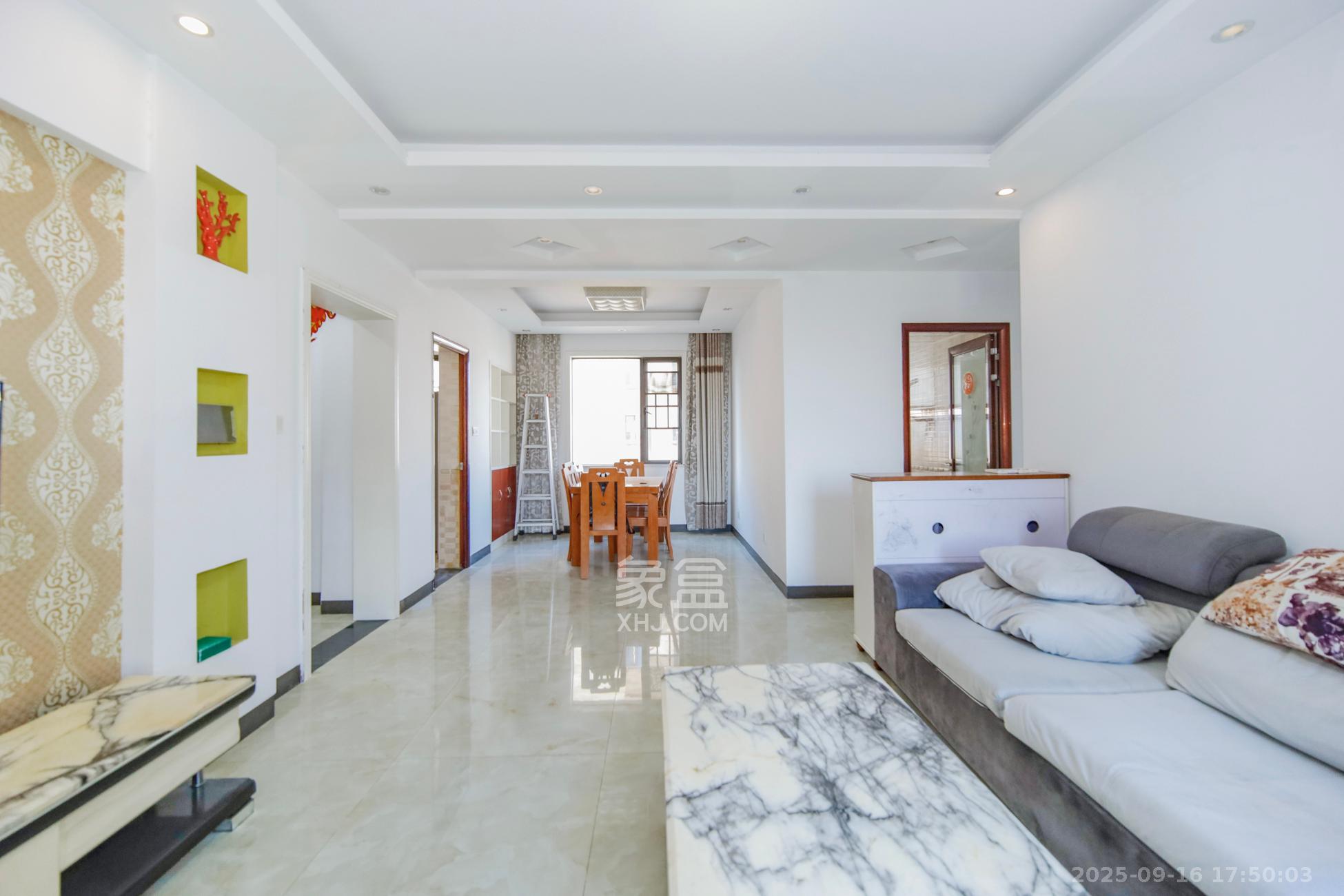 万象美域  4室2厅2卫    92.0万客厅