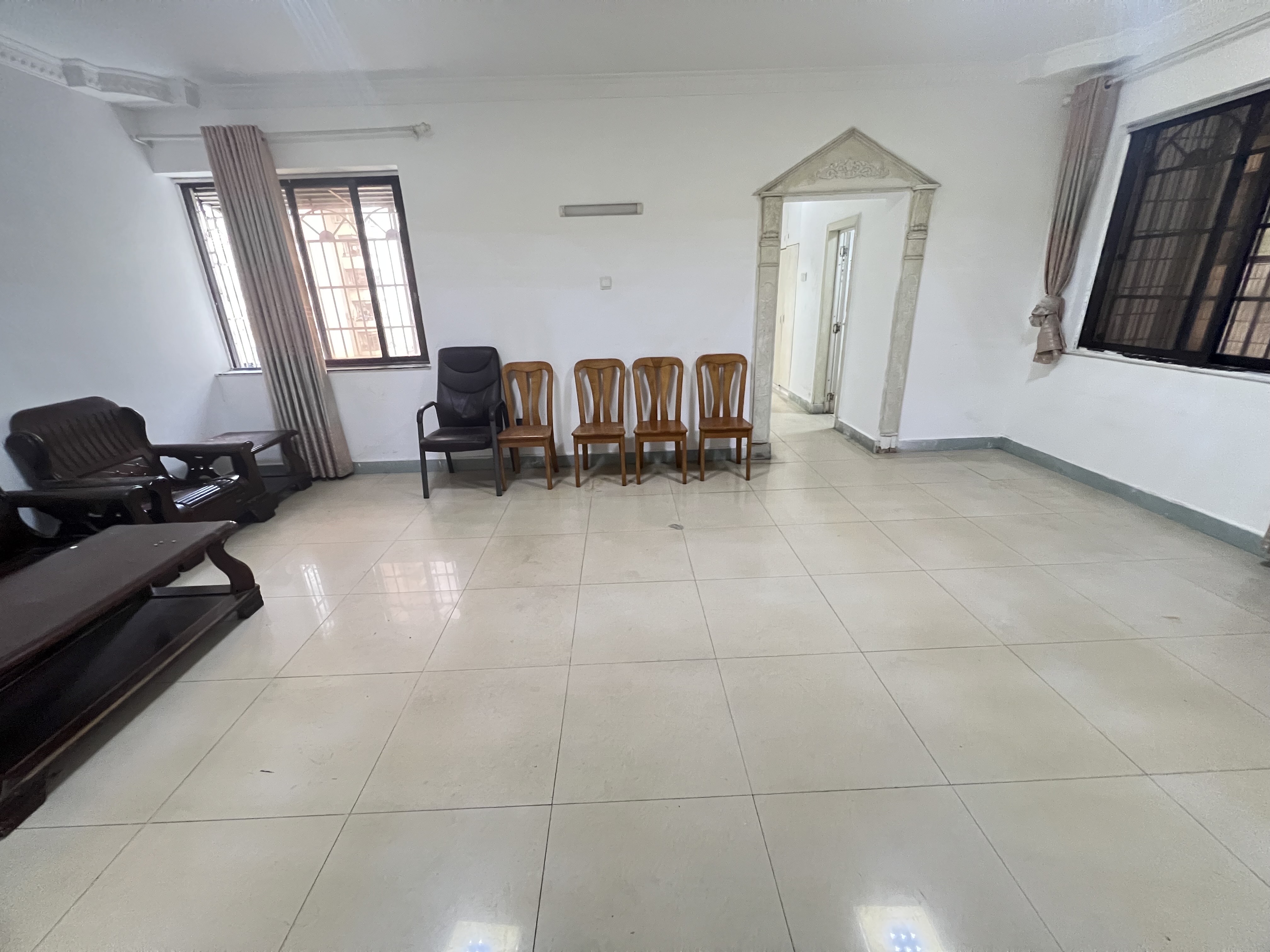 富豪大厦(富豪花园)  3室2厅1卫    2300.0元/月室内图