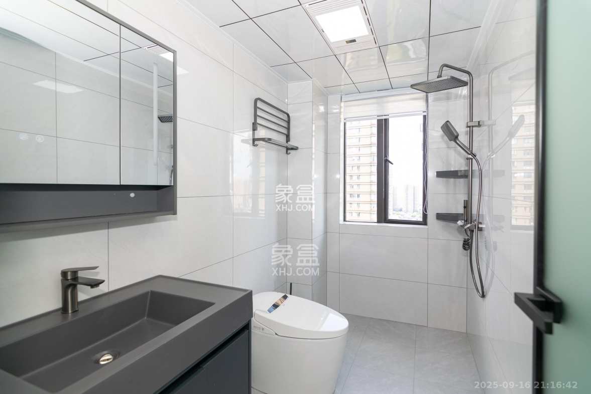 润和紫郡一期 3室2厅2卫 83.8万 润和紫郡一期 3室2厅2卫 83.8万卫生间