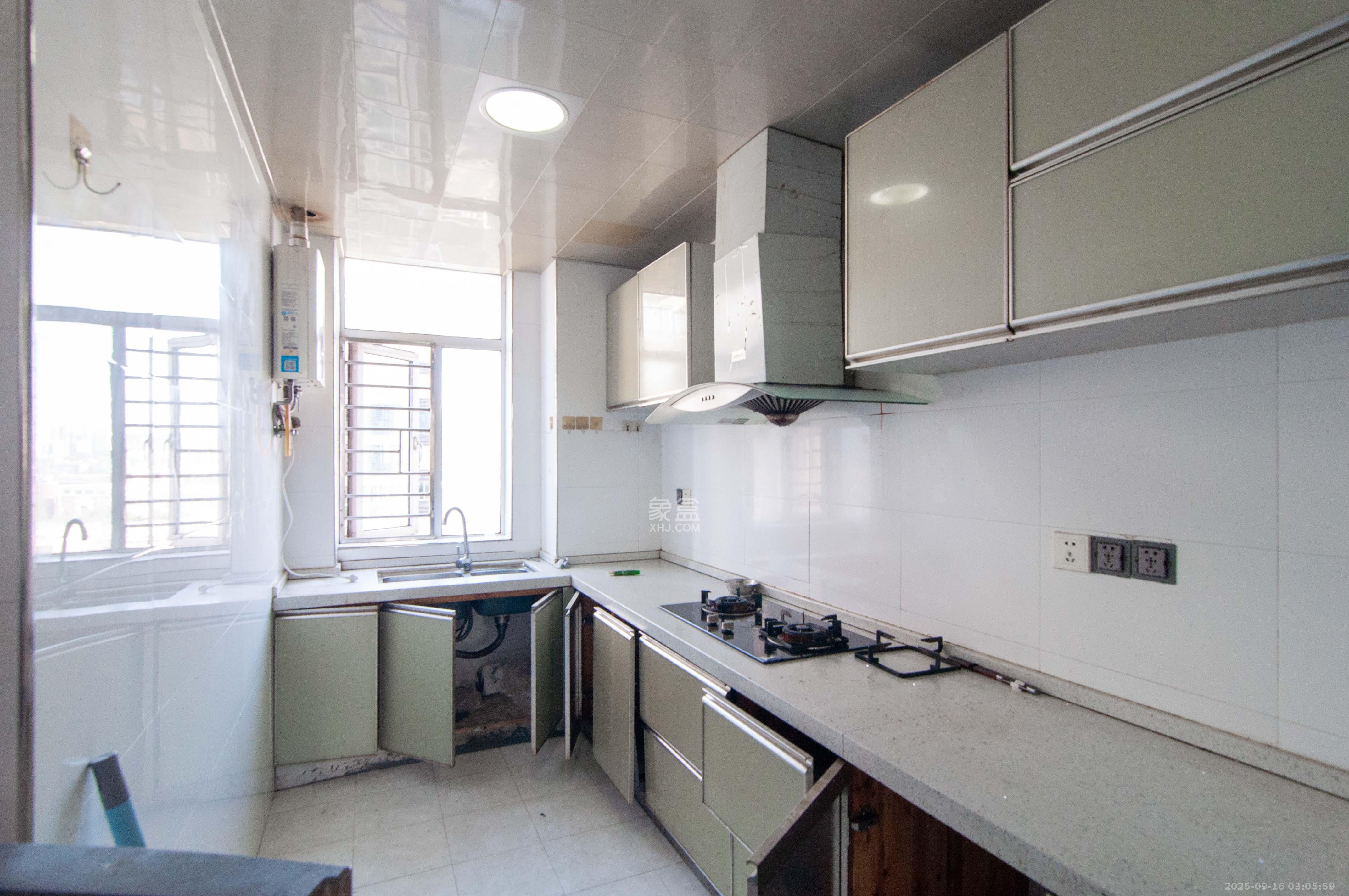 湘麓国际 3室2厅2卫 130.0万 湘麓国际 3室2厅2卫 130.0万厨房