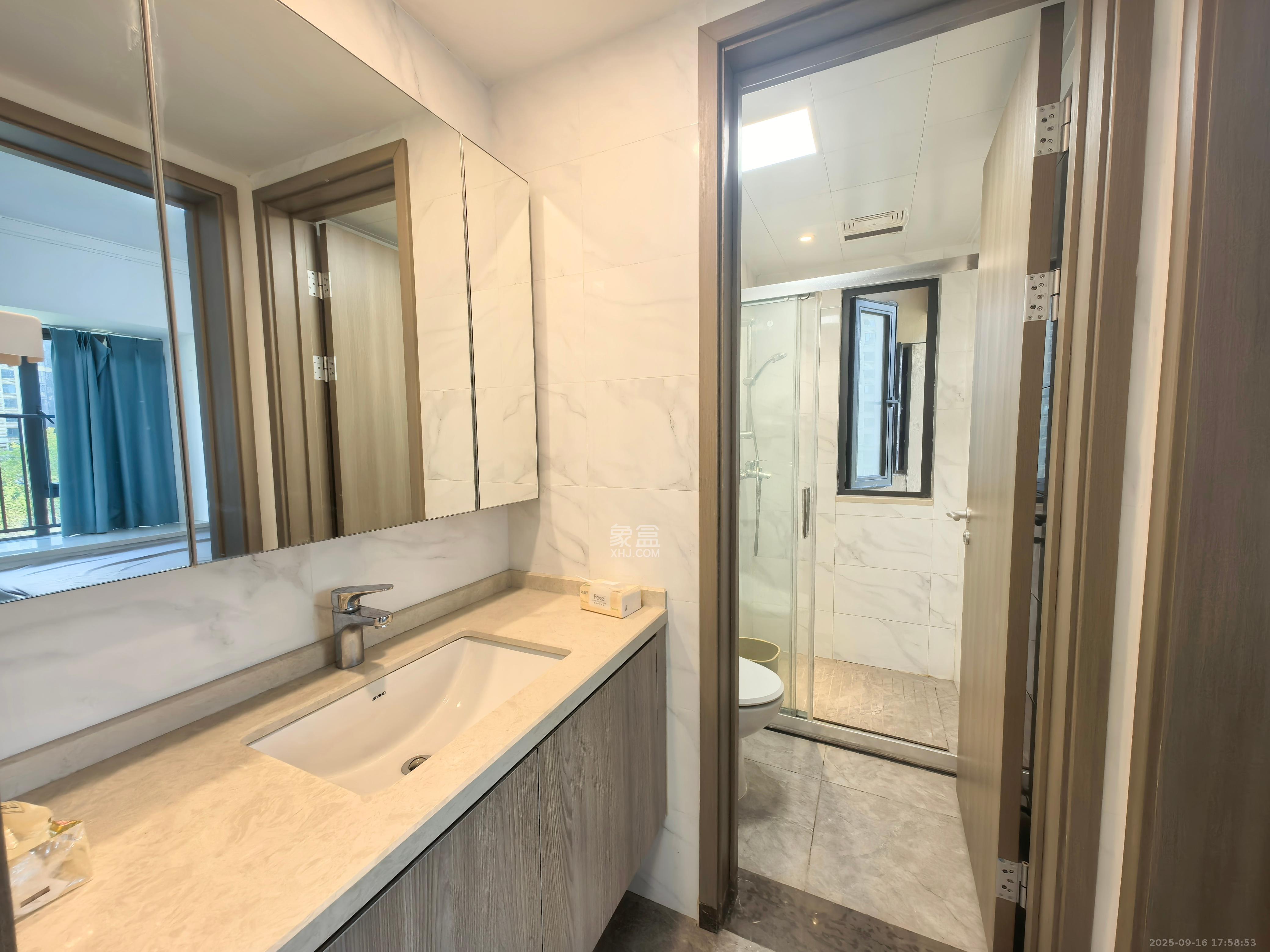 越秀亲爱里  5室2厅2卫    3280.0元/月室内图