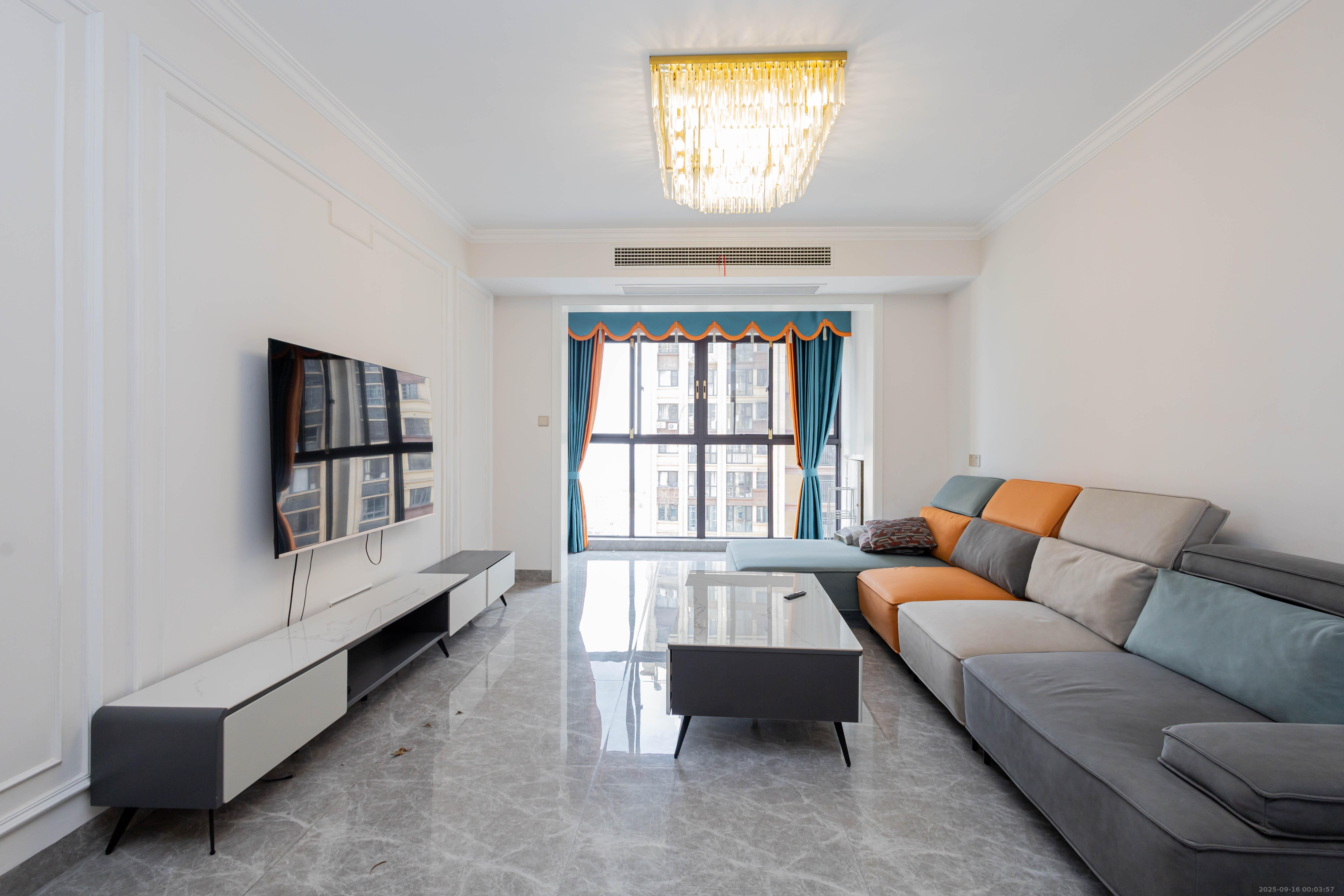 东方美地  4室2厅2卫    109.5万客厅