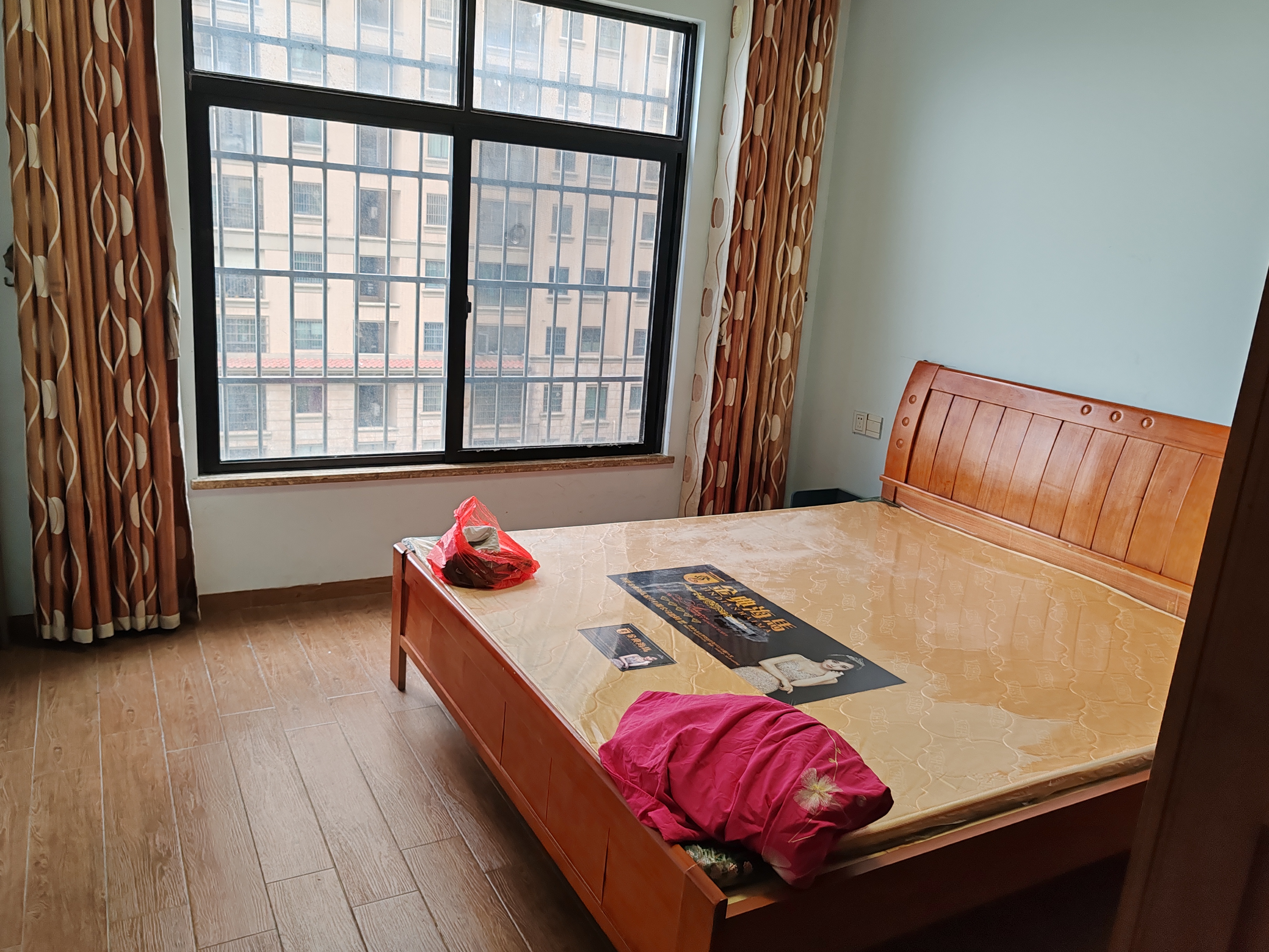 江畔人家 3室2厅1卫 2600.0元/月 江畔人家 3室2厅1卫 2600.0元/月室内图