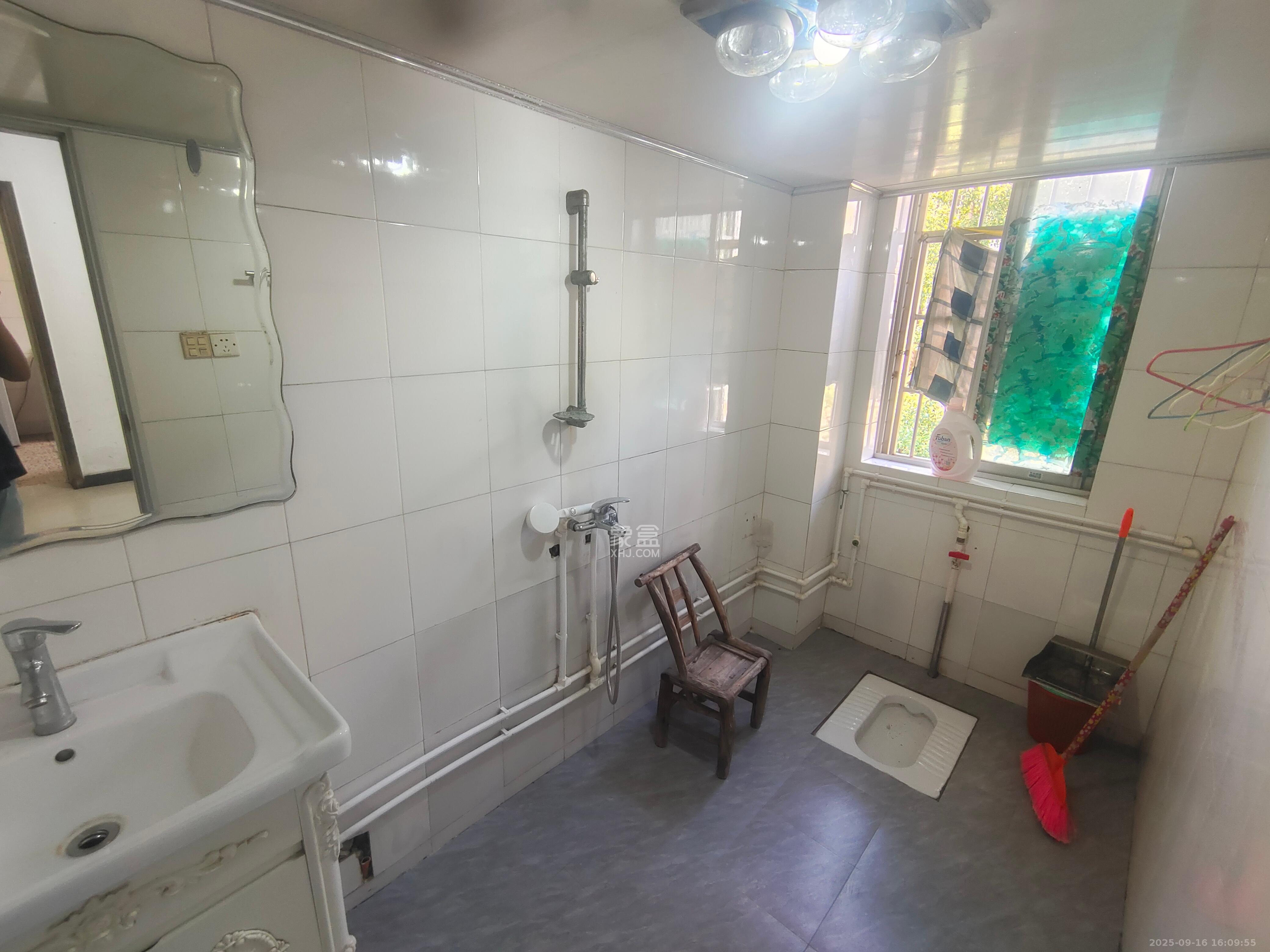 金峰小区北院（七里营社区）  3室2厅2卫    2000.0元/月室内图