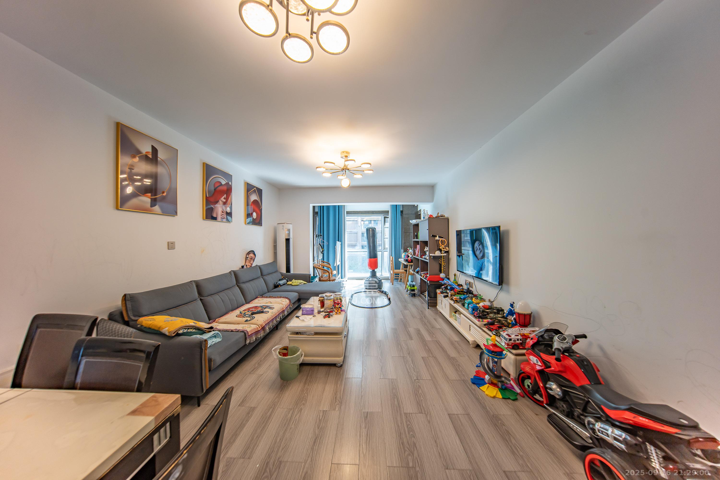 惟泽园  3室2厅2卫    85.0万客厅