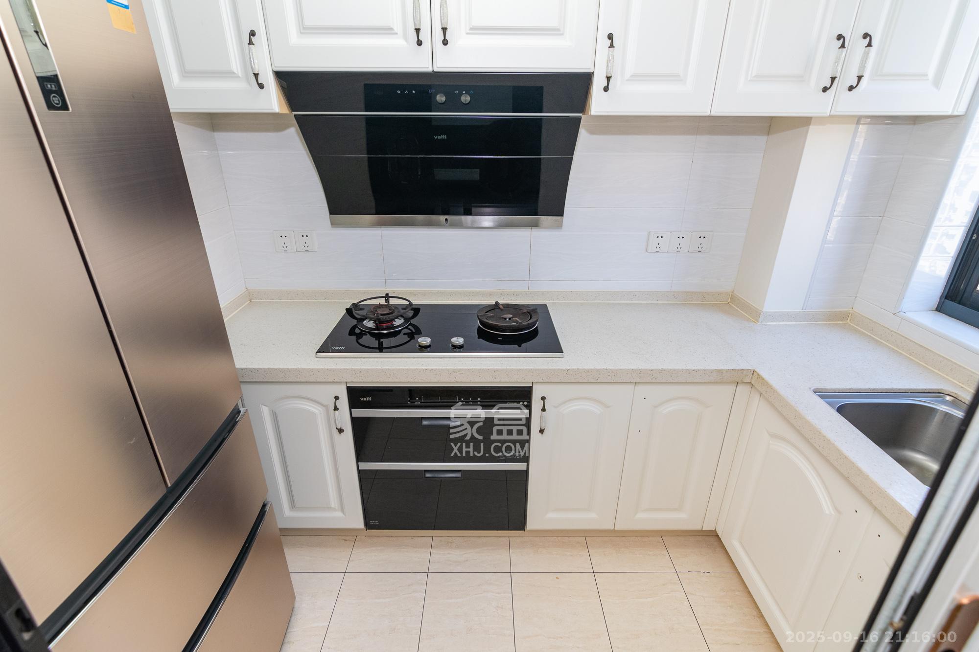 荣盛岳麓峰景 4室2厅2卫 82.0万 荣盛岳麓峰景 4室2厅2卫 82.0万厨房