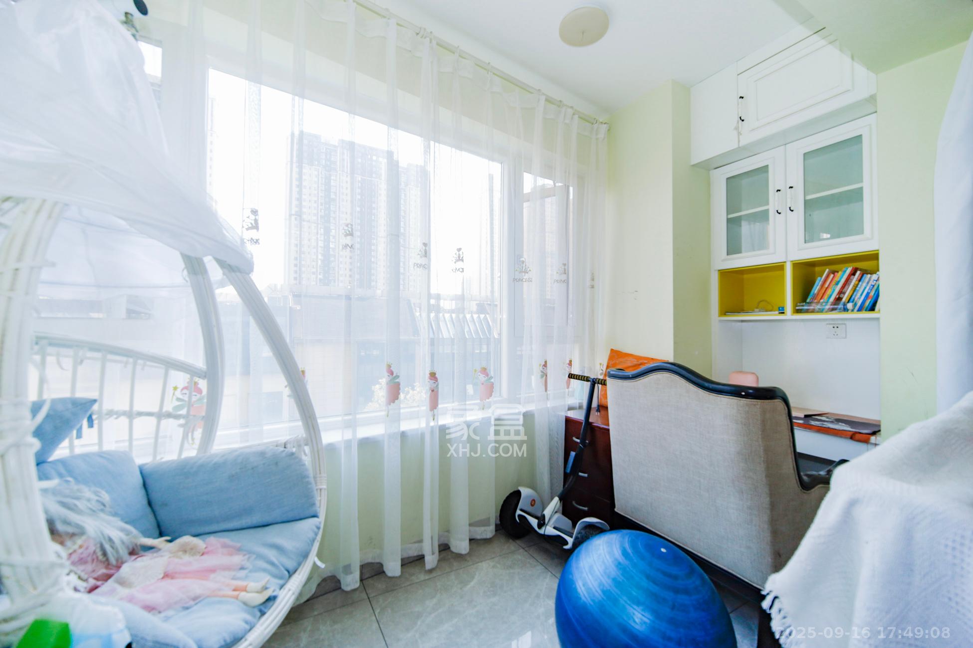 五江天街南区  3室2厅1卫    90.0万阳台