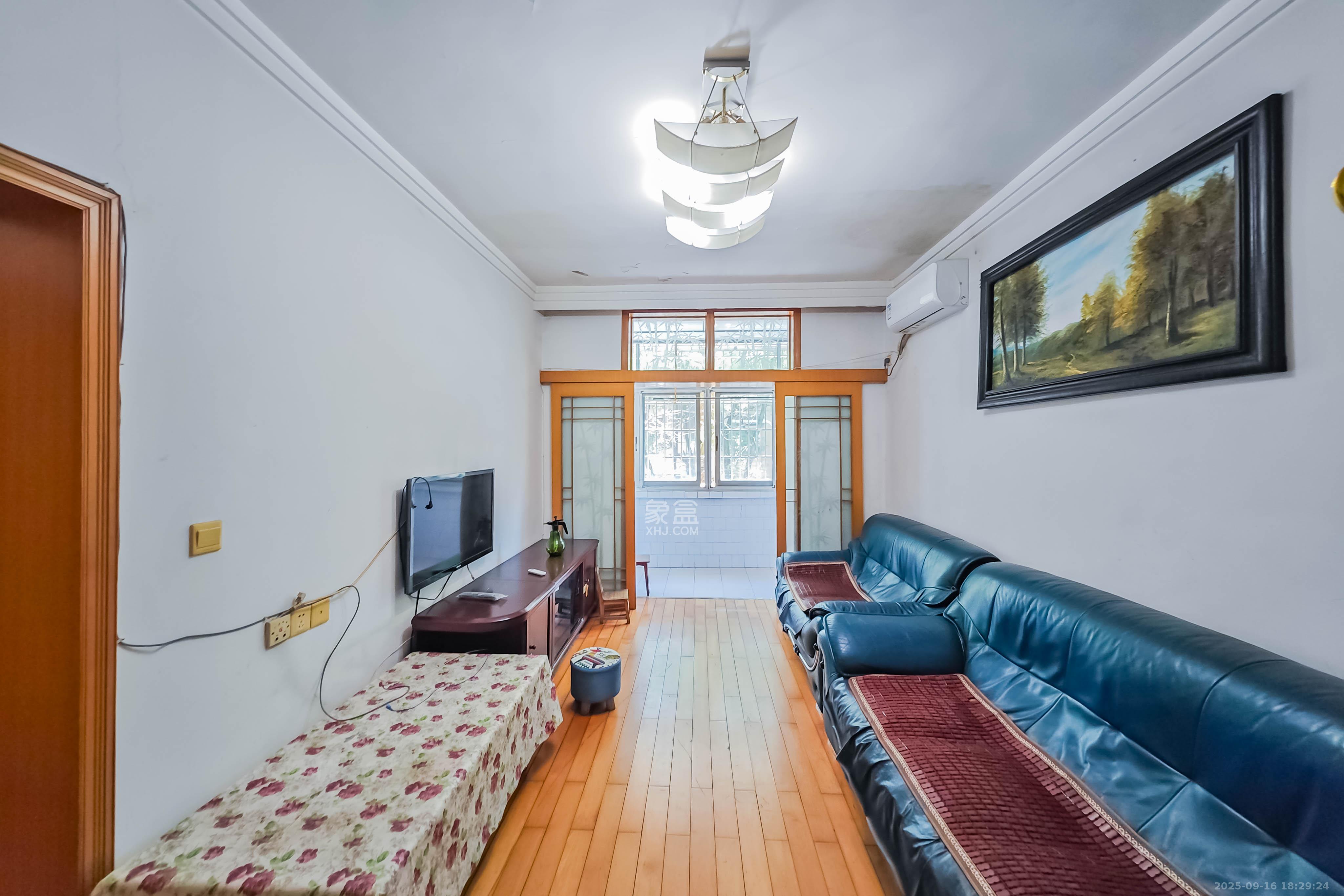 中南家园  3室2厅1卫    48.0万客厅