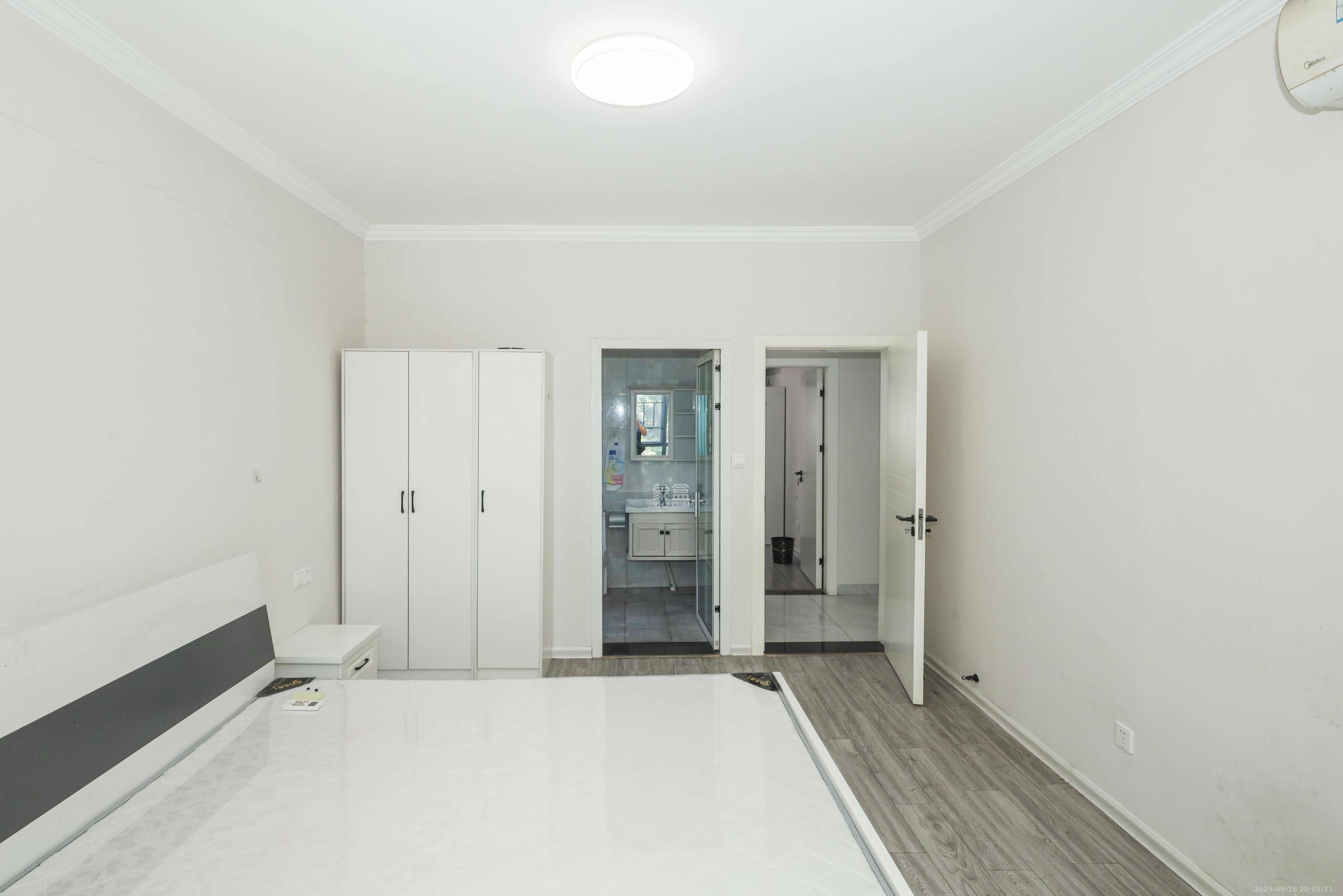 润芳园 4室2厅2卫 115.0万 润芳园 4室2厅2卫 115.0万卧室