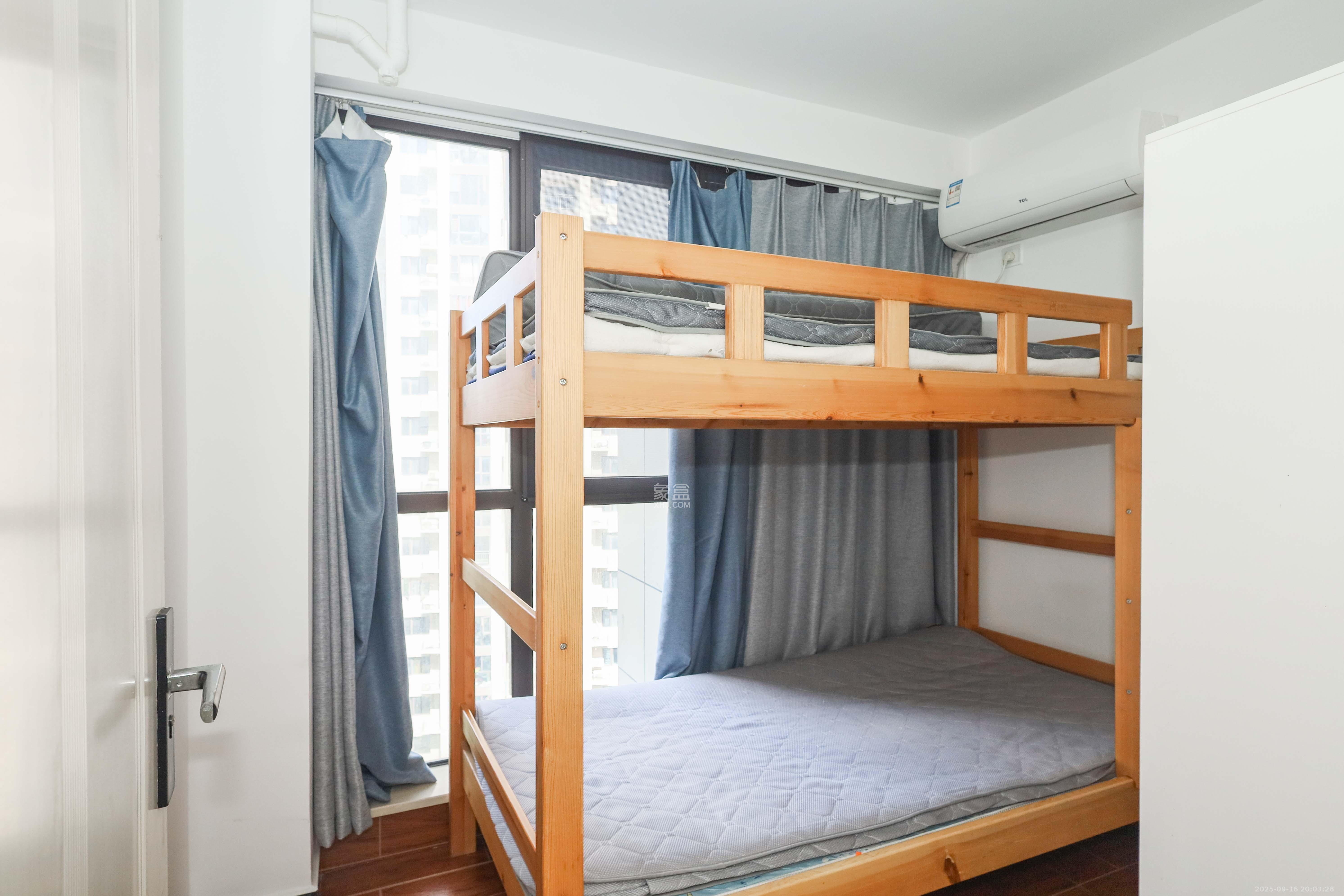 中国铁建梅溪青秀二期  4室2厅2卫    142.0万卧室