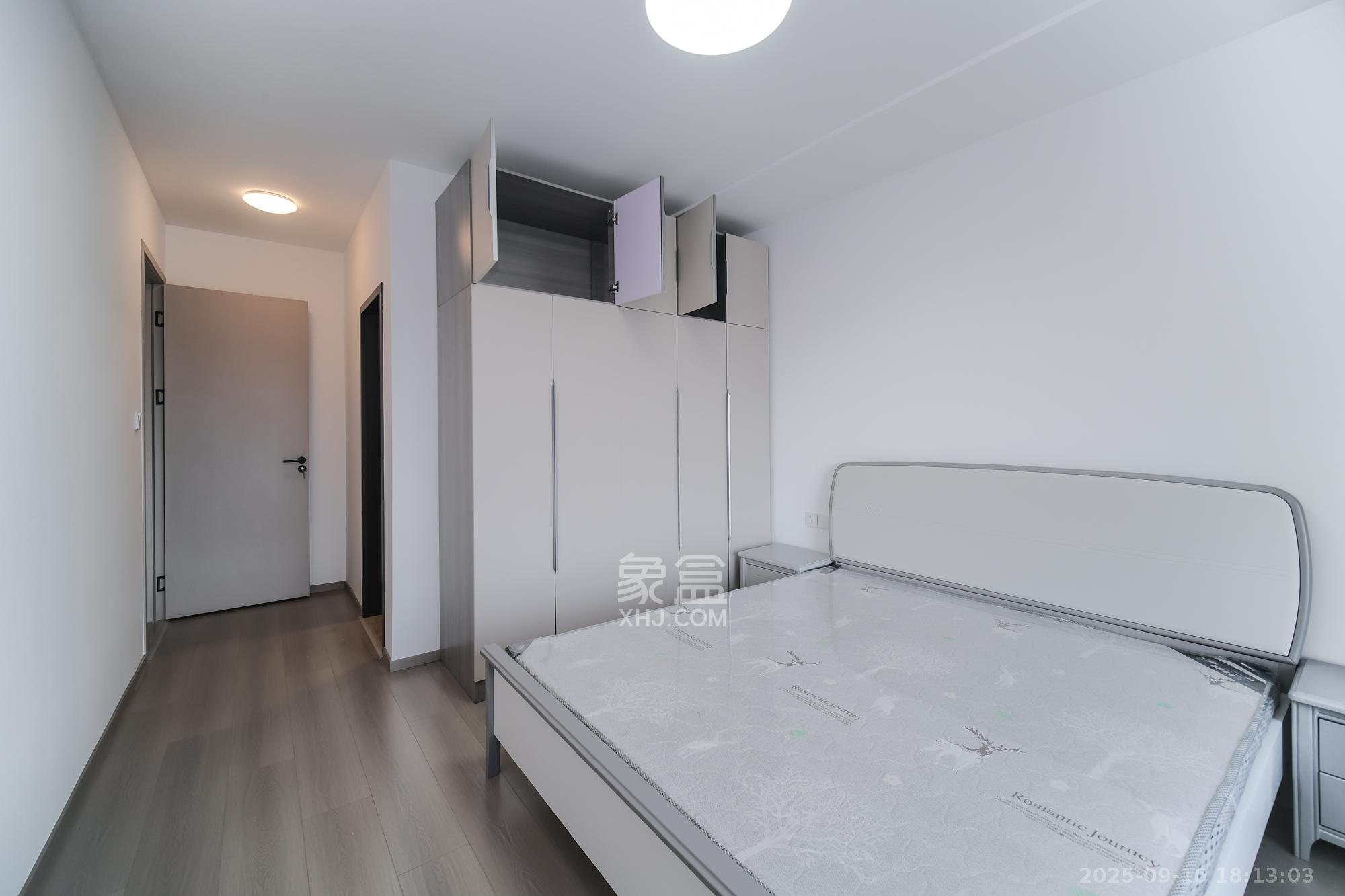 荣盛城 3室2厅2卫 89.0万 荣盛城 3室2厅2卫 89.0万卧室