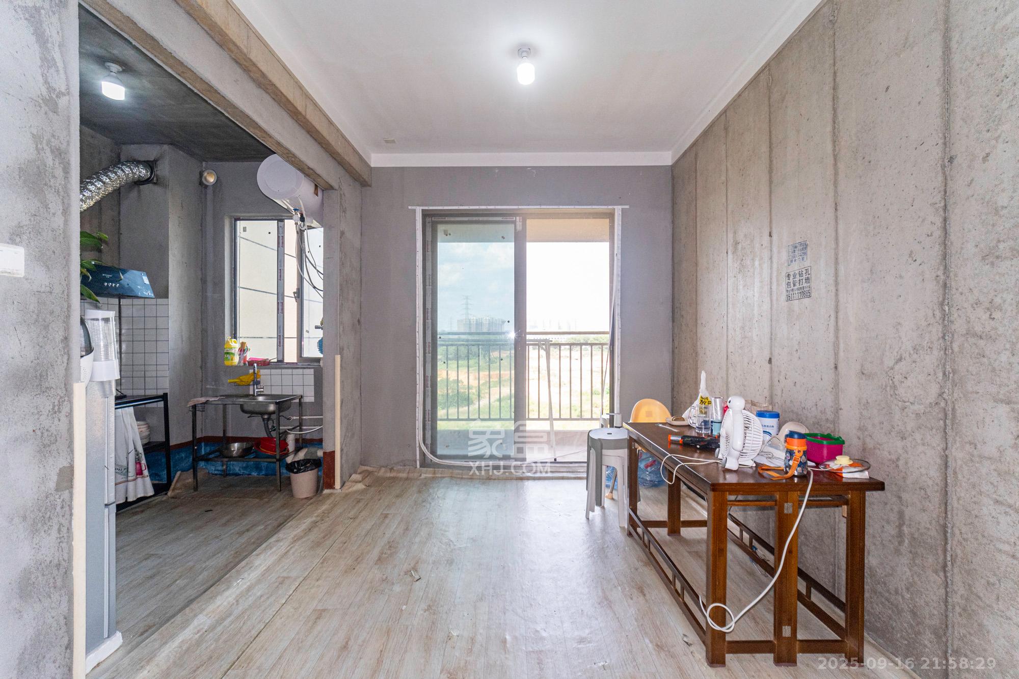 湘域芯城二期  3室2厅2卫    94.8万客厅