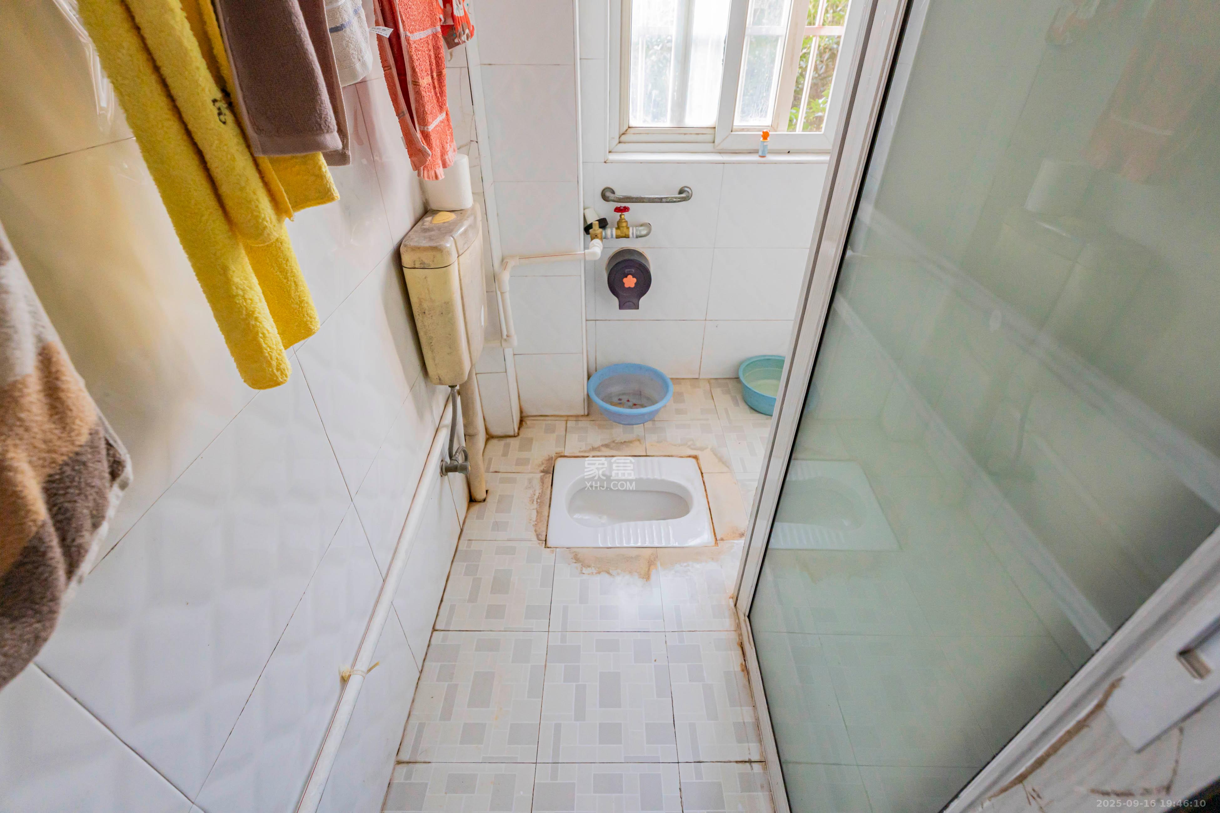 学府华庭 4室2厅2卫 100.0万 学府华庭 4室2厅2卫 100.0万卫生间