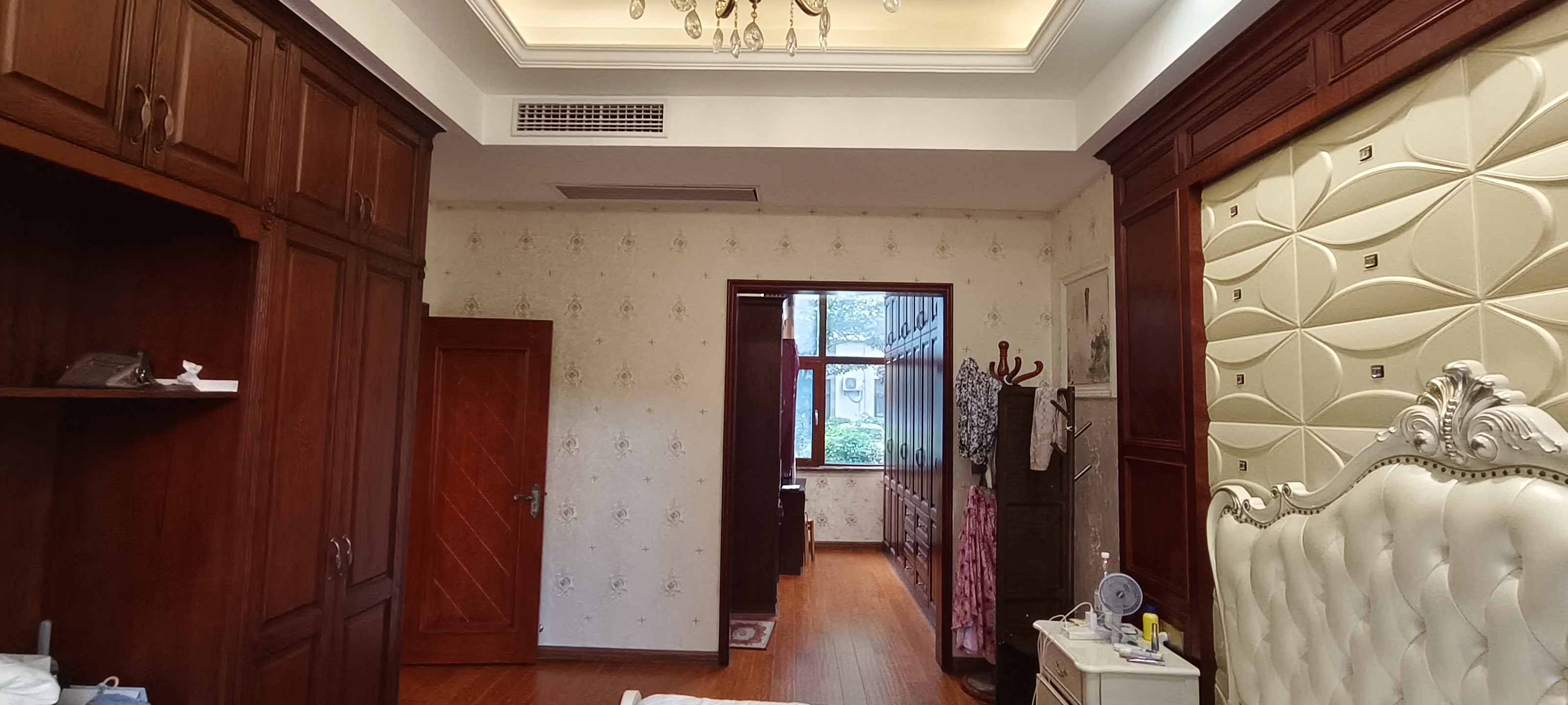 山城上品  4室2厅2卫    100.0万客厅