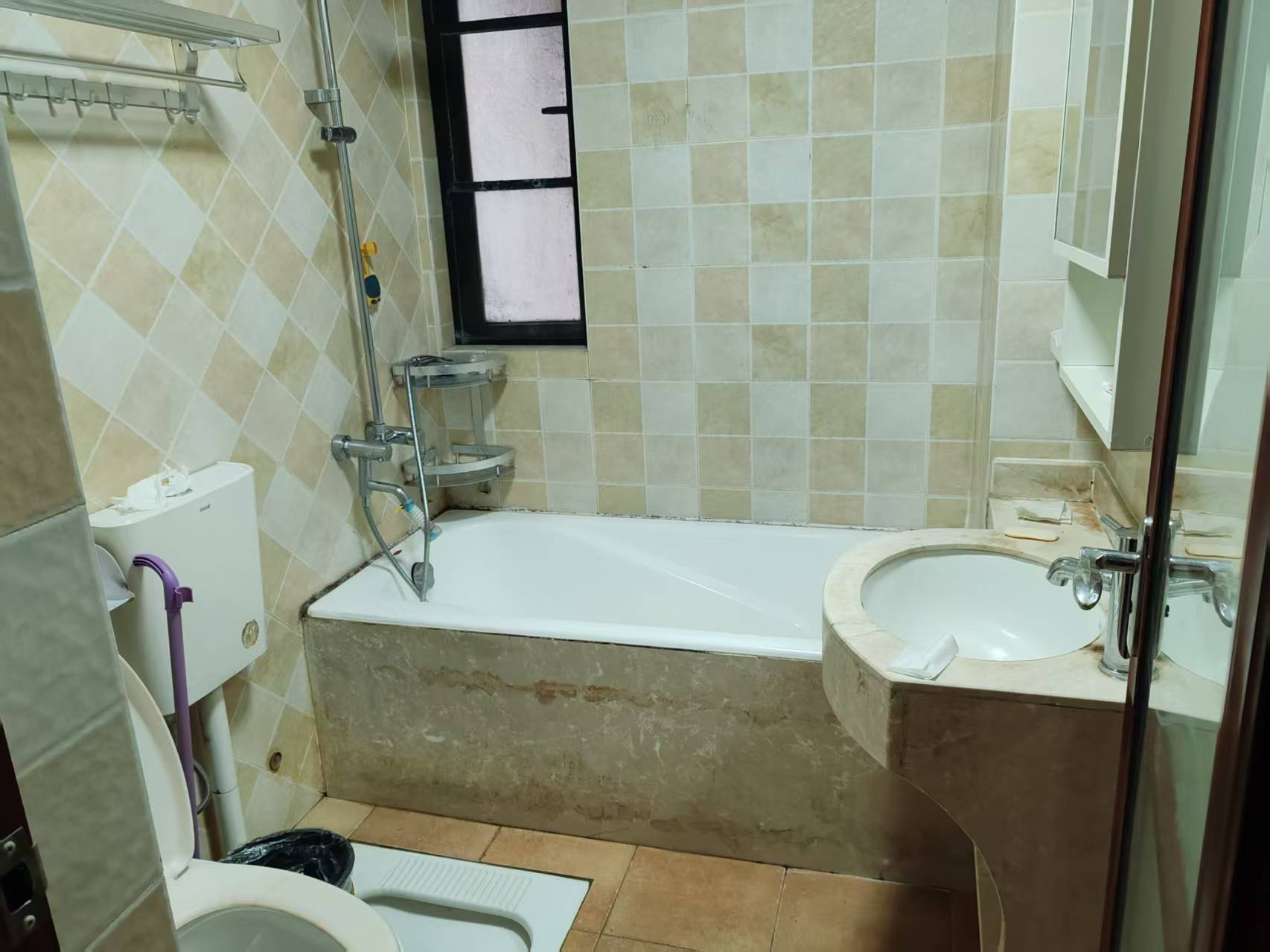 江畔人家 3室2厅1卫 2600.0元/月 江畔人家 3室2厅1卫 2600.0元/月室内图