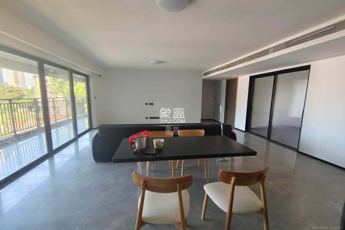 轨道万科悦府  4室2厅2卫    4700.0元/月 轨道万科悦府  4室2厅2卫    4700.0元/月室内图