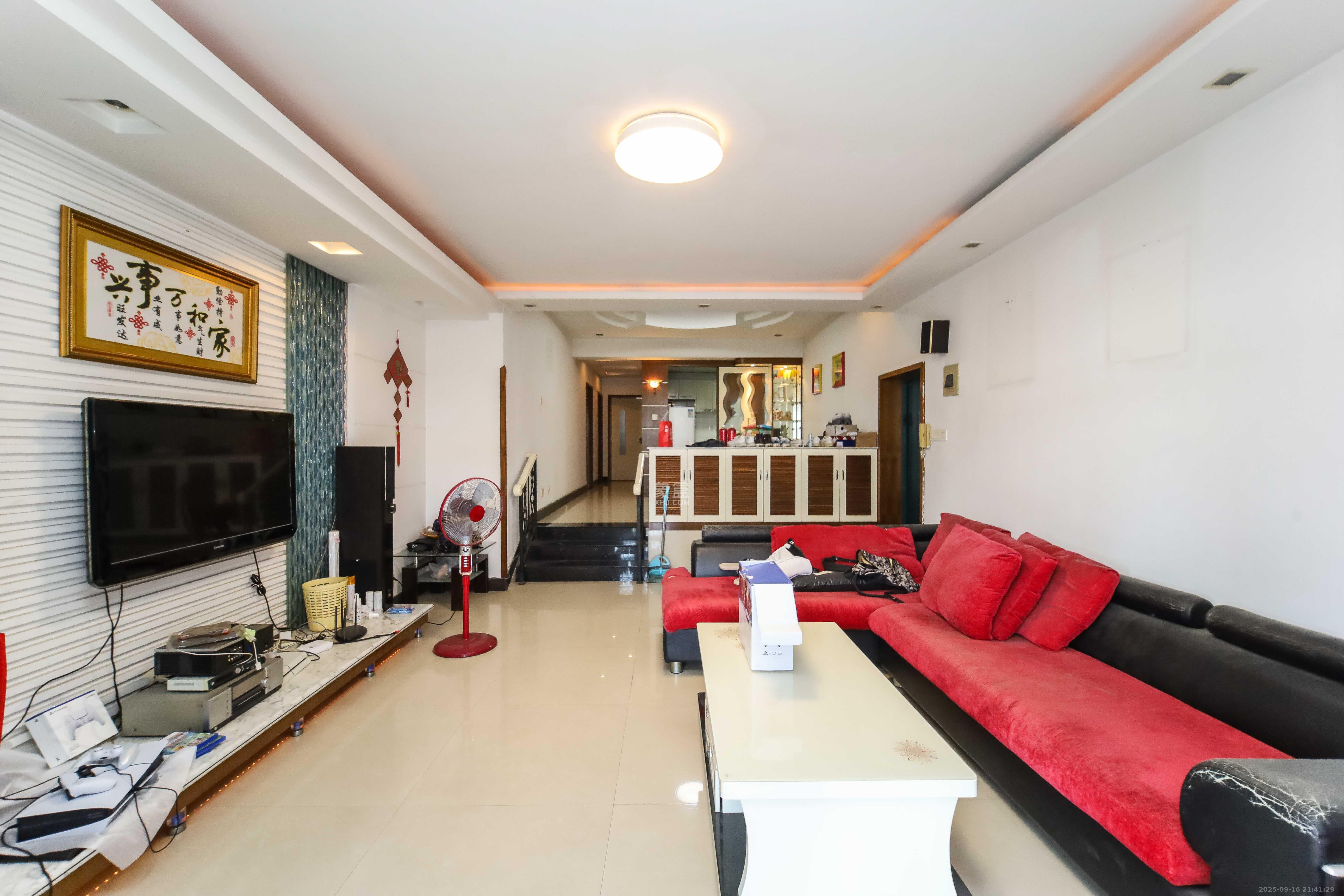 康欣园 3室2厅2卫 88.0万 康欣园 3室2厅2卫 88.0万客厅