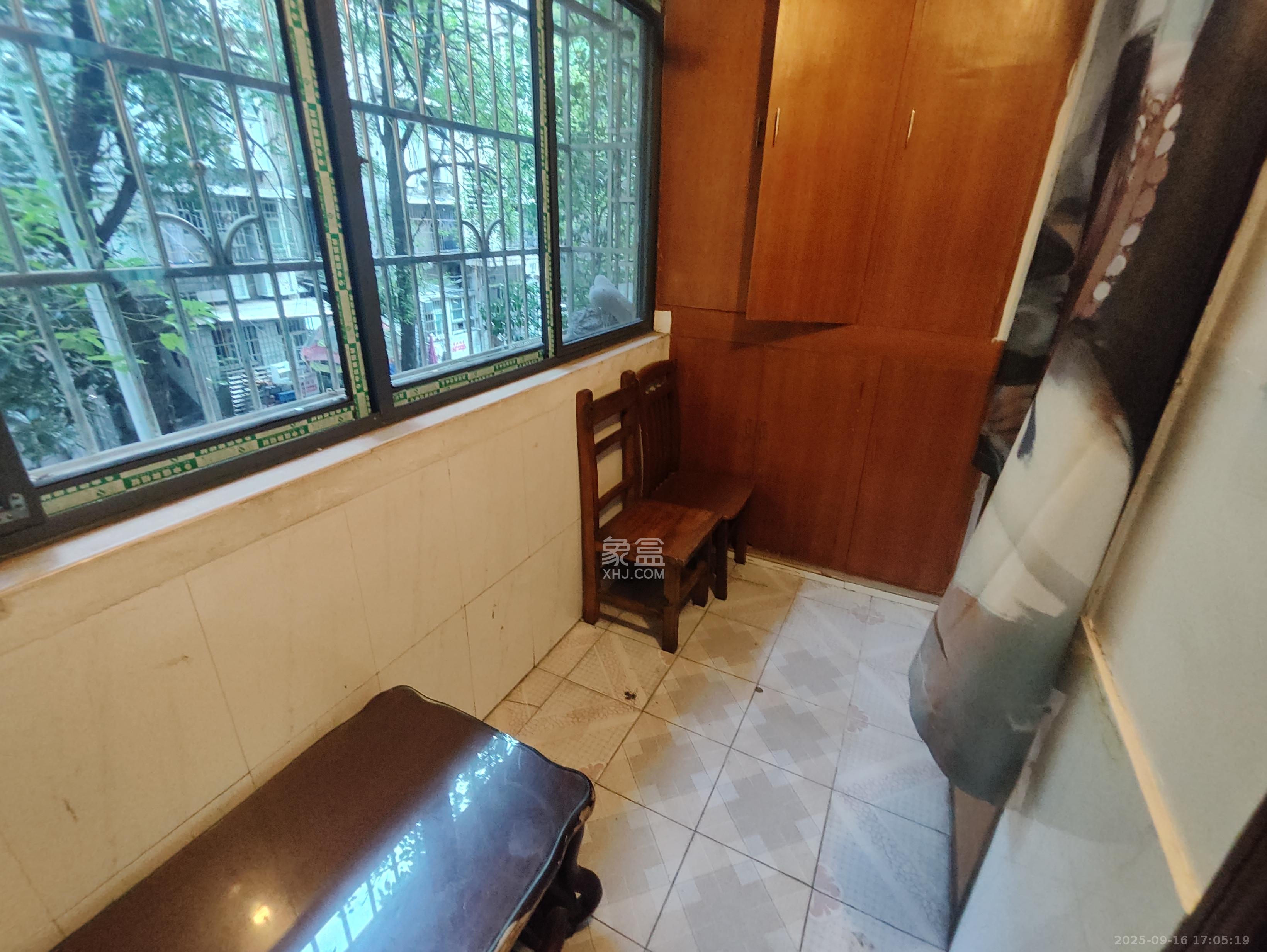 红花坡社区  3室2厅1卫    1350.0元/月室内图