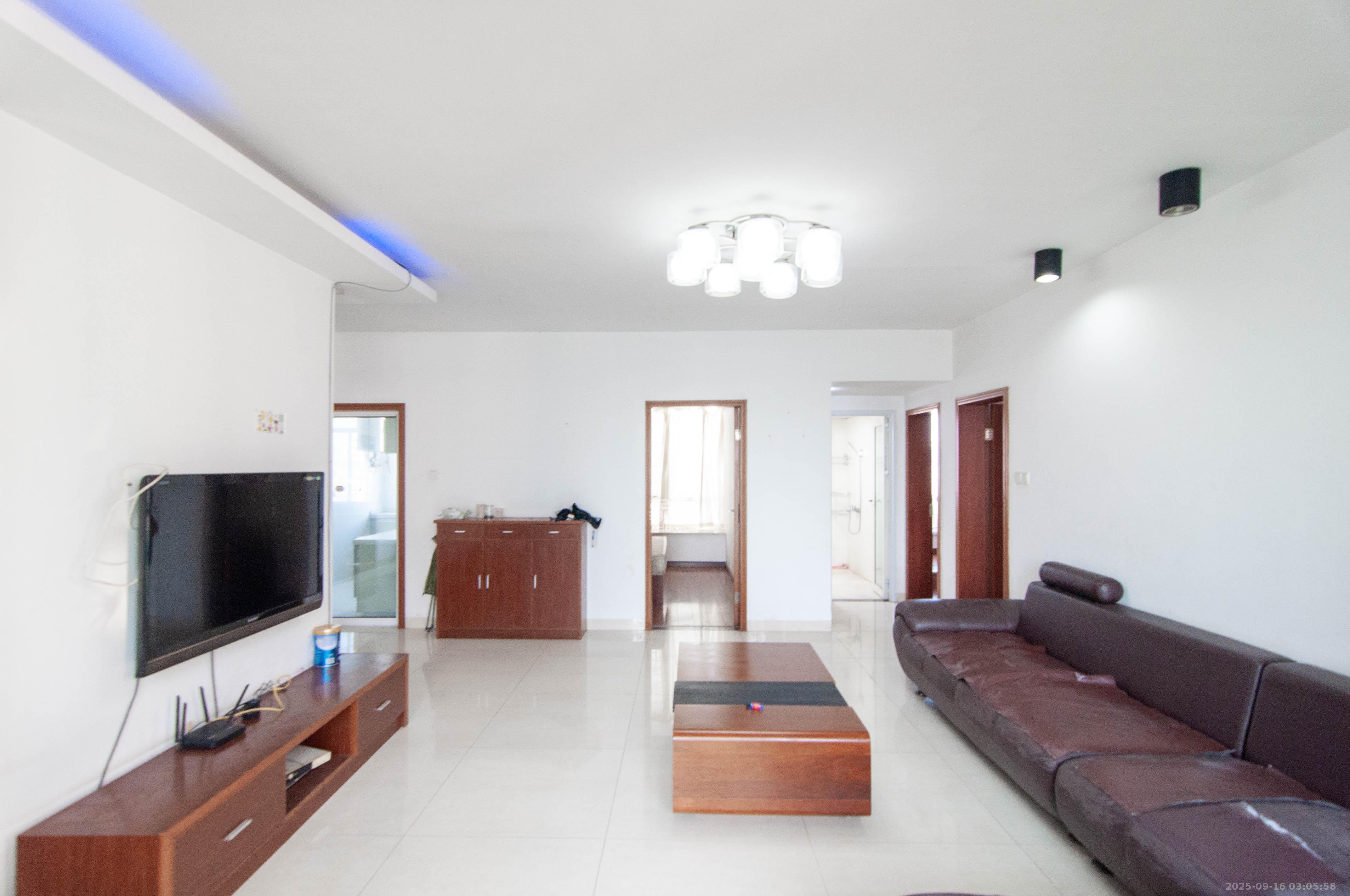 湘麓国际 3室2厅2卫 130.0万 湘麓国际 3室2厅2卫 130.0万客厅