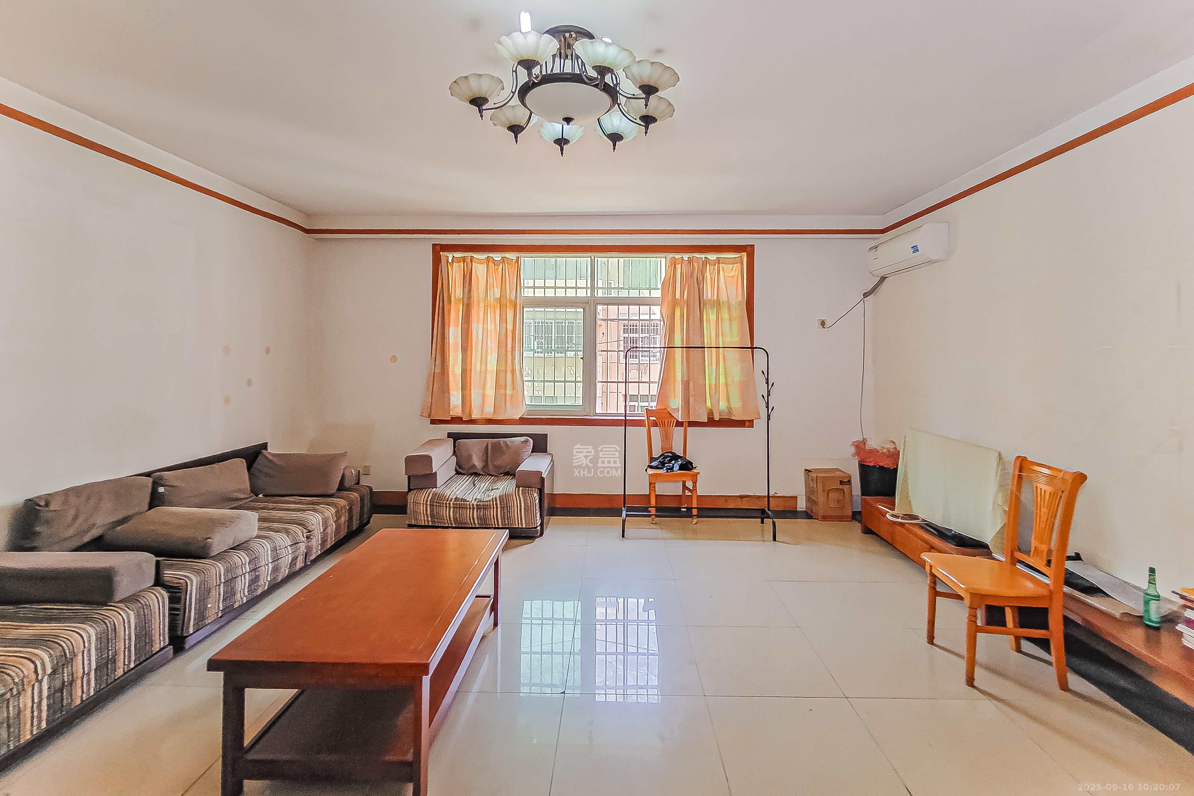 轻化公司宿舍向东南6号（产权南湖路46号）  3室2厅2卫    79.0万客厅