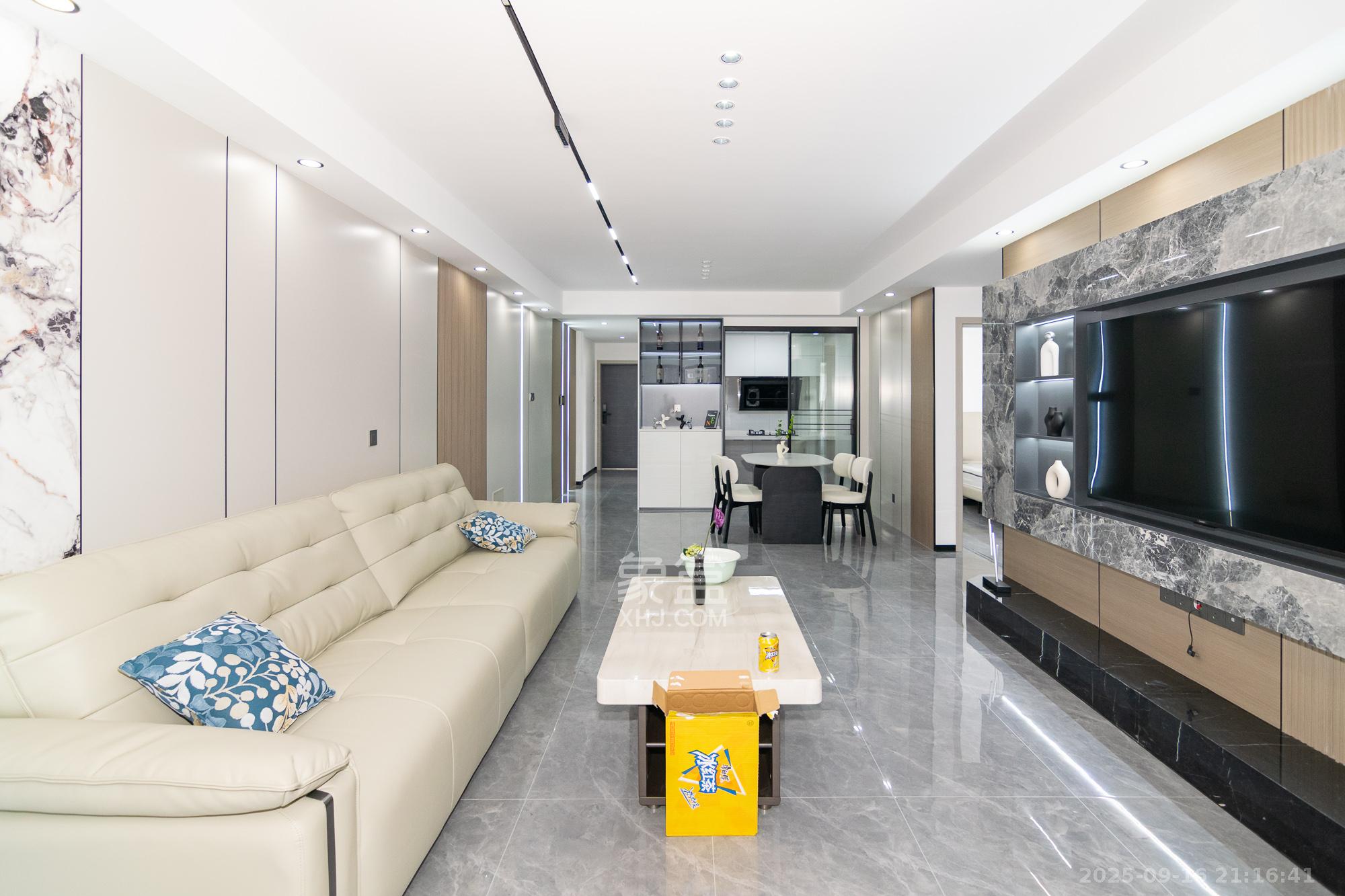 润和紫郡一期  3室2厅2卫    83.8万客厅